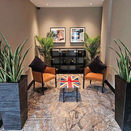 Hotel Doubletree By Hilton Woking Esterno foto
