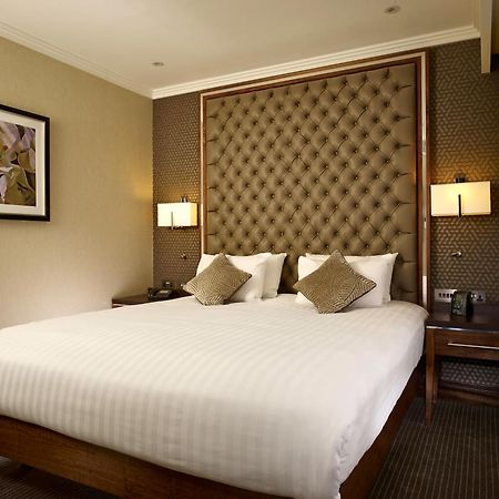 Hotel Doubletree By Hilton Woking Esterno foto