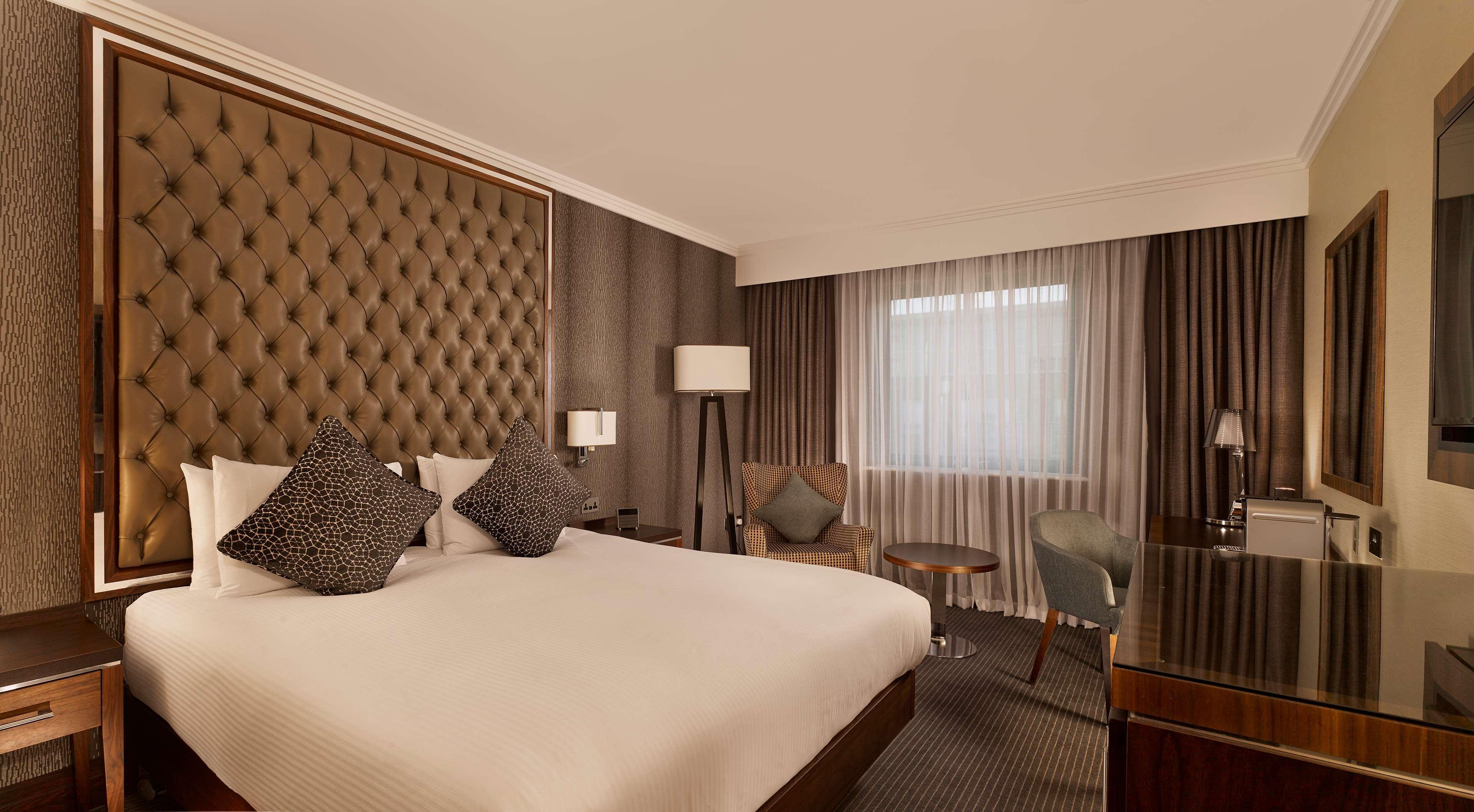 Hotel Doubletree By Hilton Woking Esterno foto