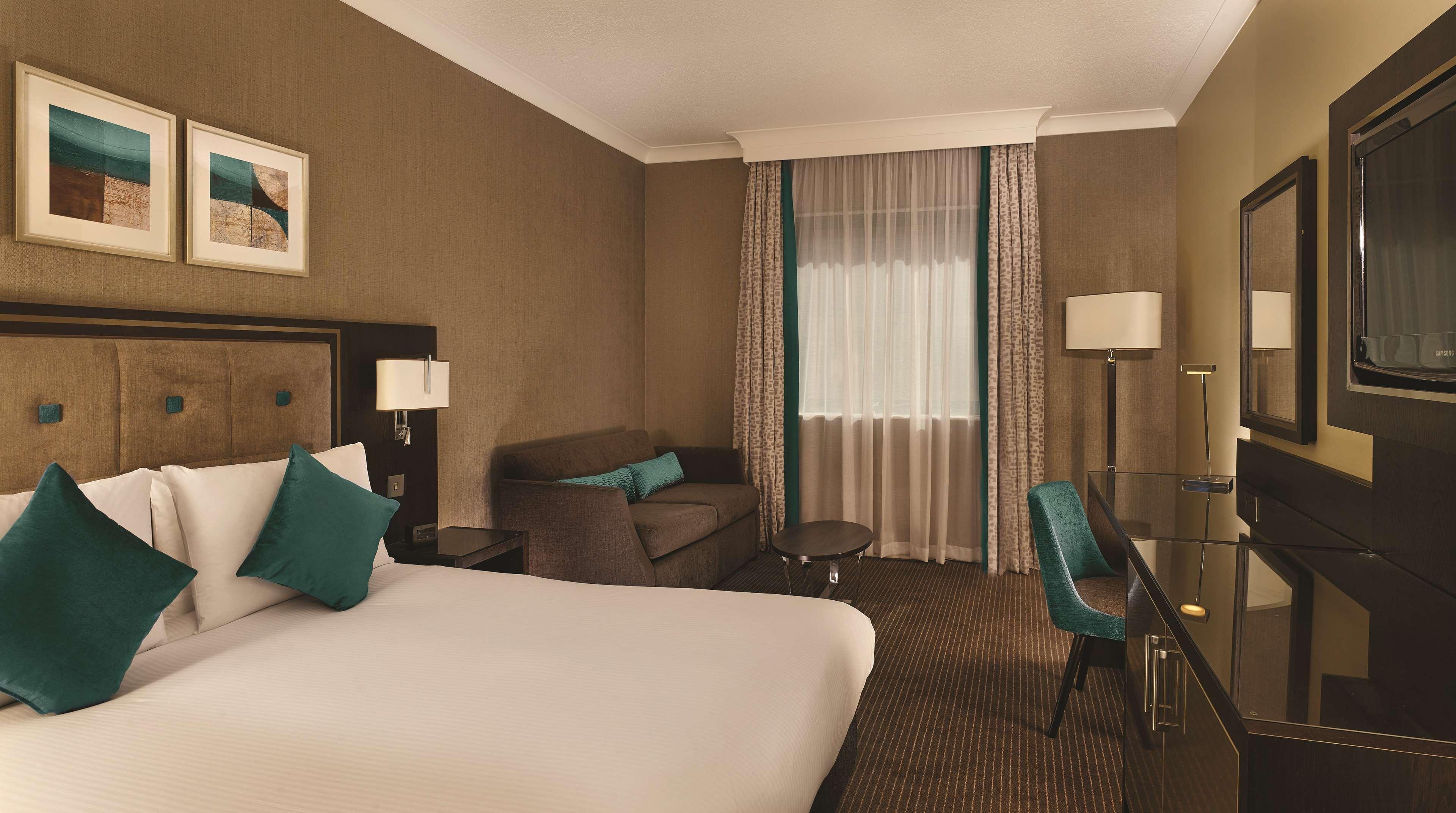 Hotel Doubletree By Hilton Woking Esterno foto