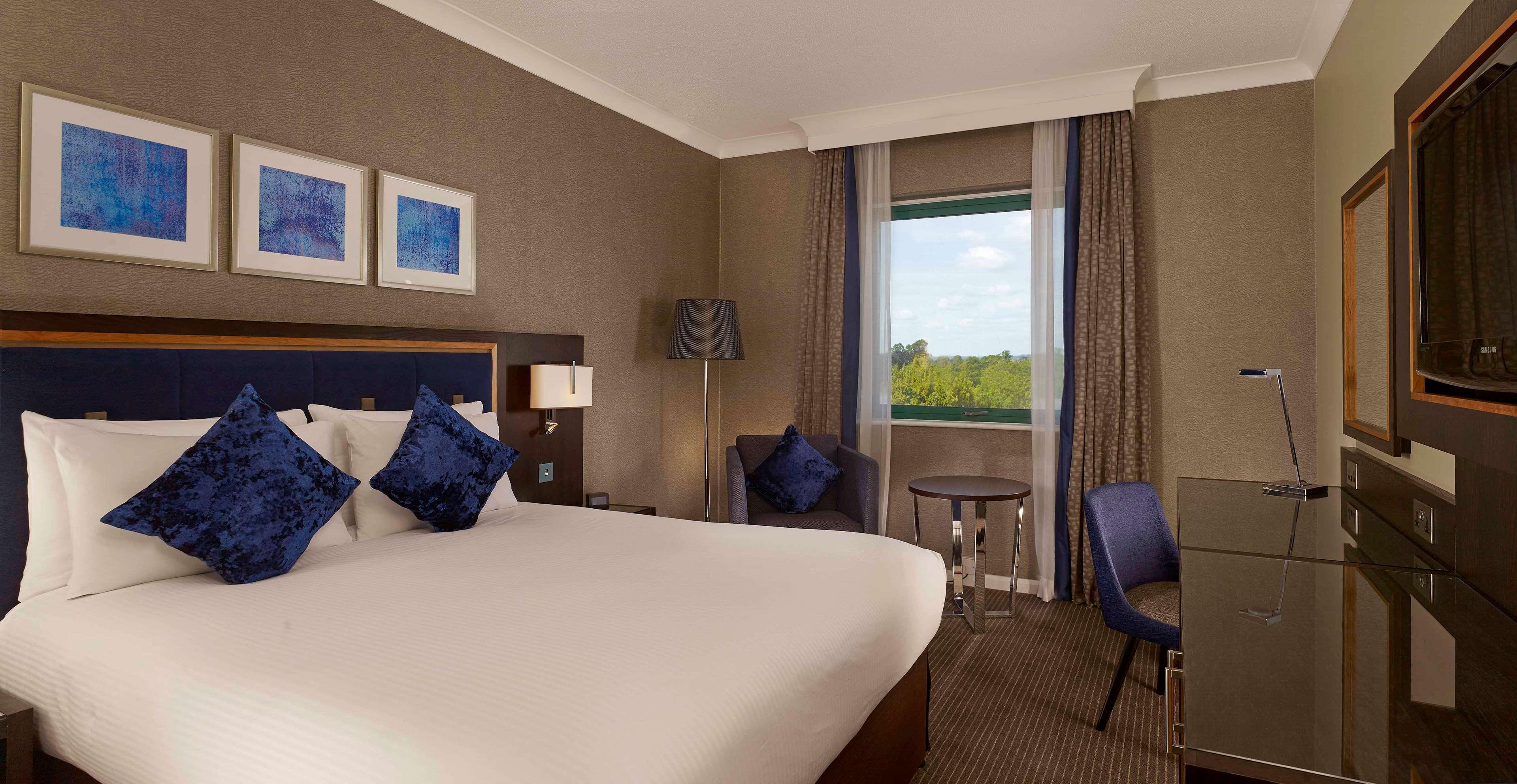 Hotel Doubletree By Hilton Woking Esterno foto