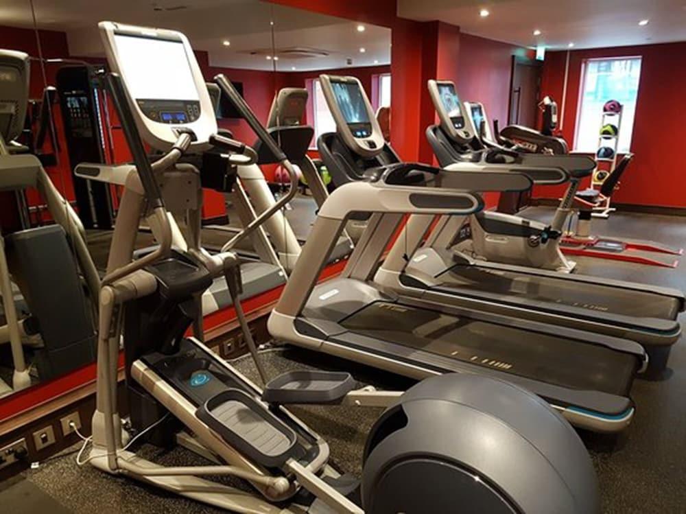 Hotel Doubletree By Hilton Woking Esterno foto