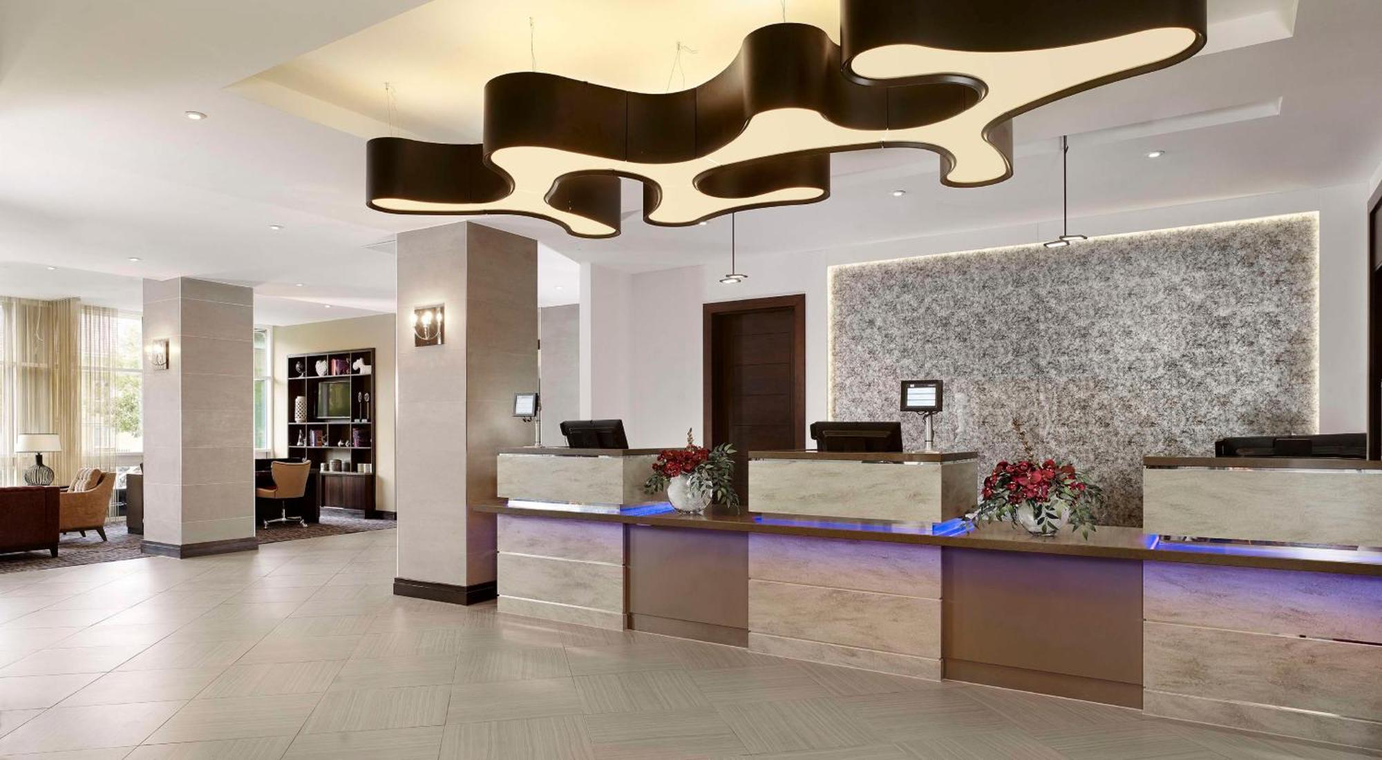 Hotel Doubletree By Hilton Woking Esterno foto