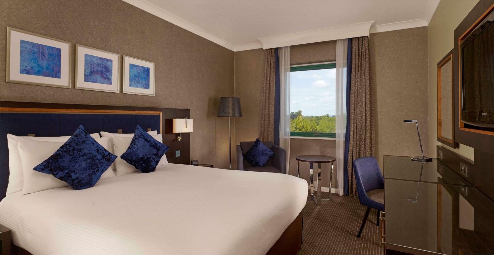 Hotel Doubletree By Hilton Woking Esterno foto