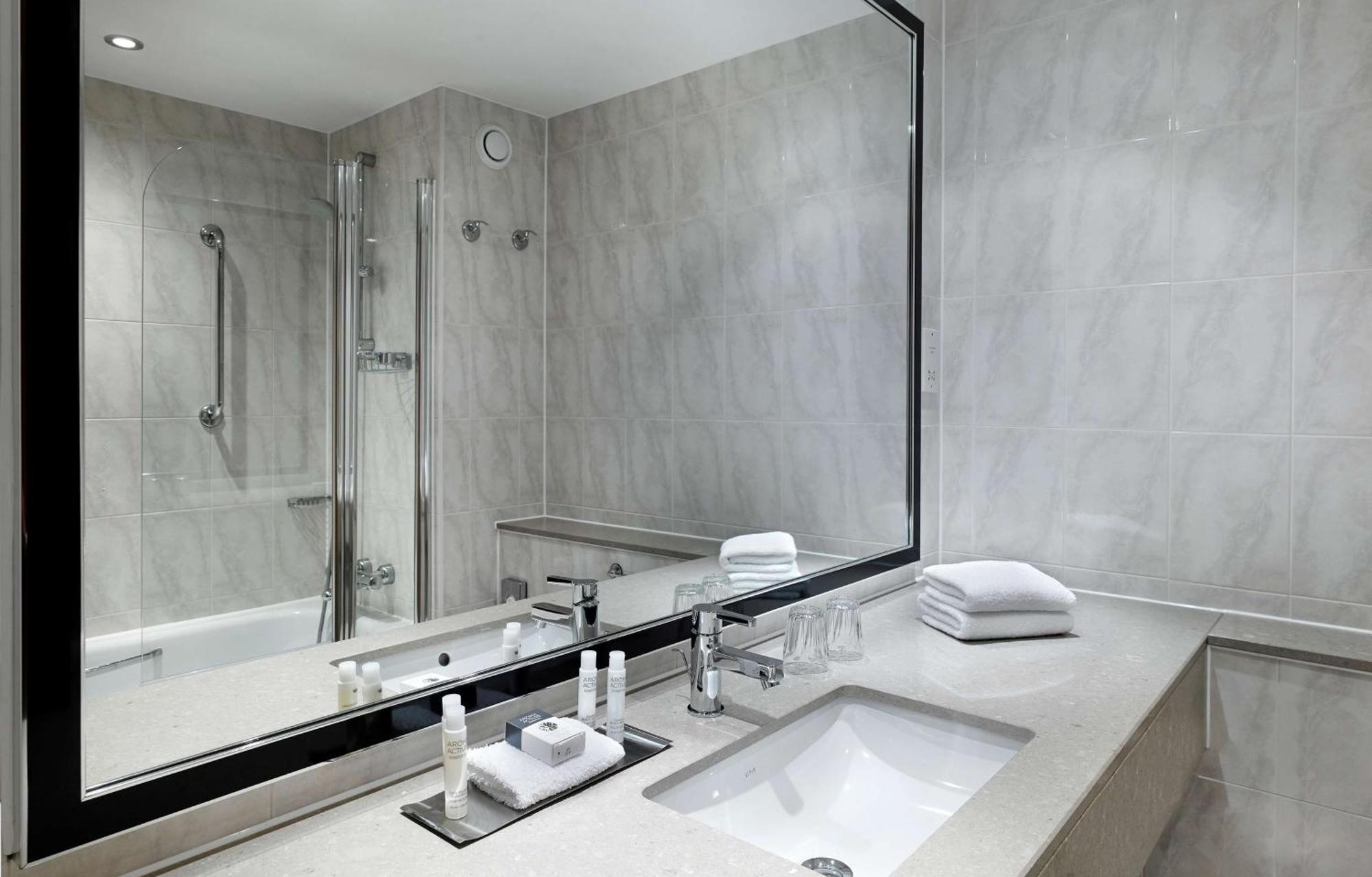 Hotel Doubletree By Hilton Woking Esterno foto