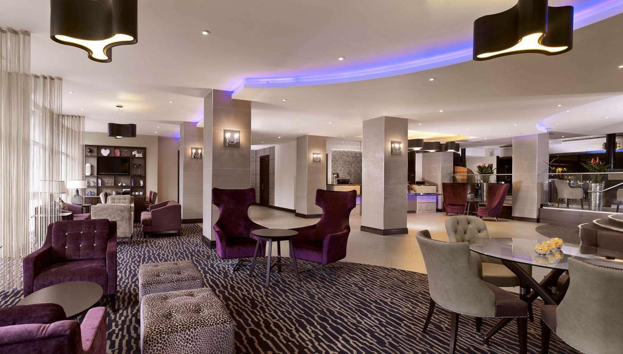 Hotel Doubletree By Hilton Woking Esterno foto