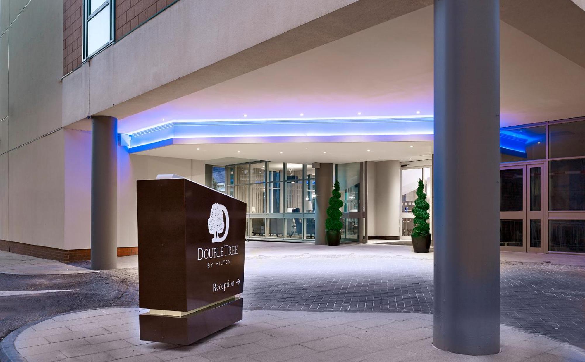 Hotel Doubletree By Hilton Woking Esterno foto