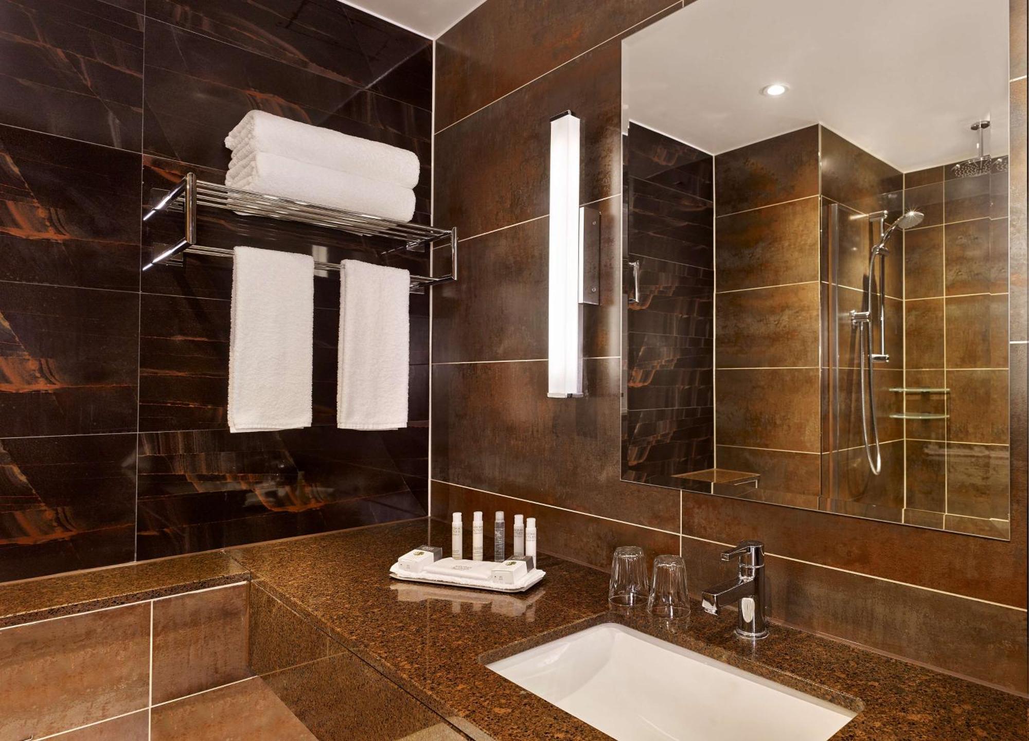 Hotel Doubletree By Hilton Woking Esterno foto