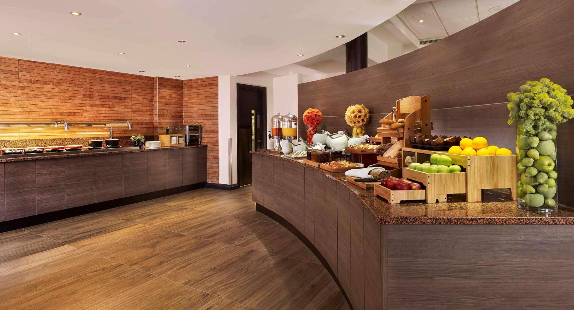 Hotel Doubletree By Hilton Woking Esterno foto