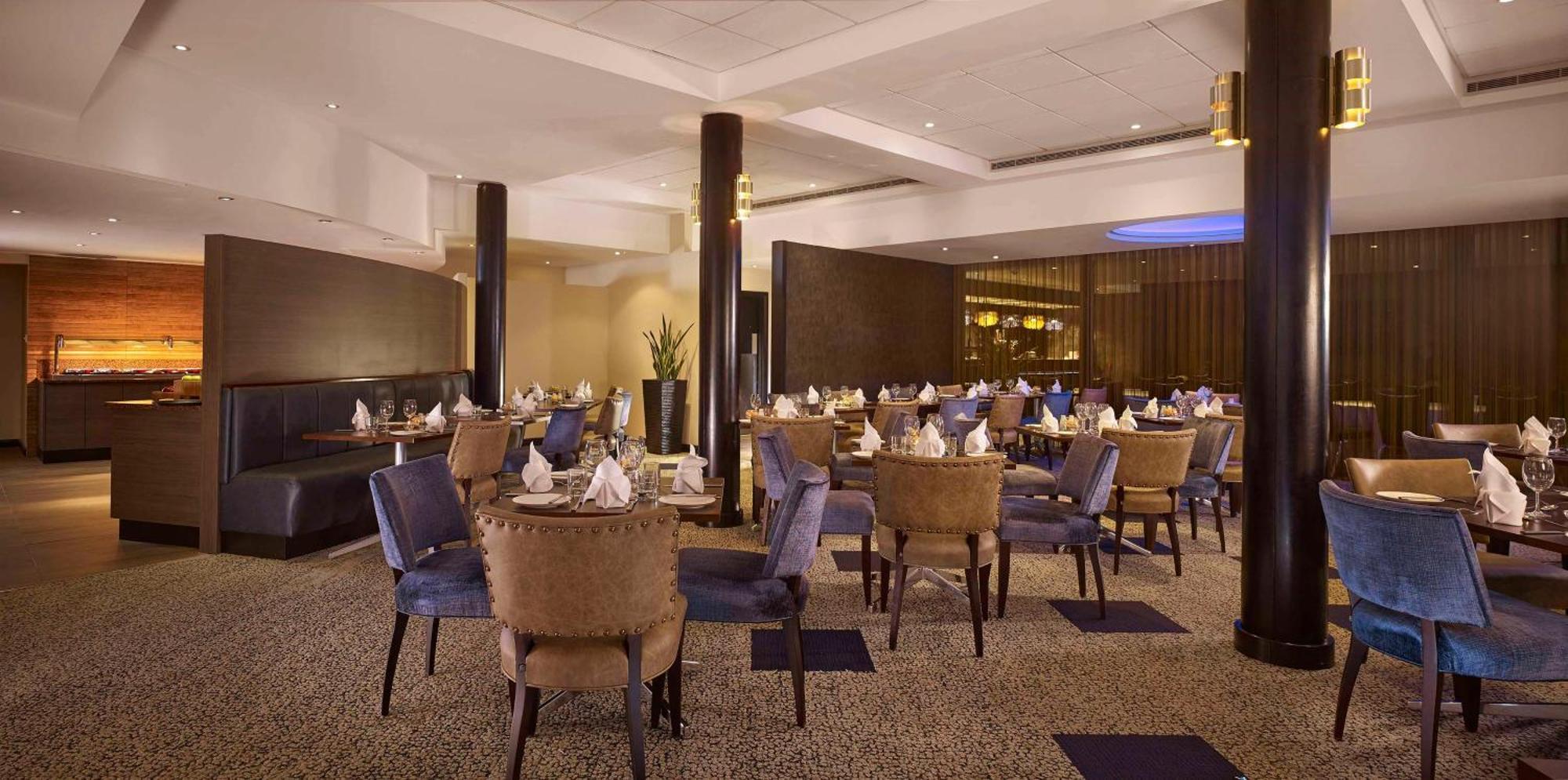Hotel Doubletree By Hilton Woking Esterno foto