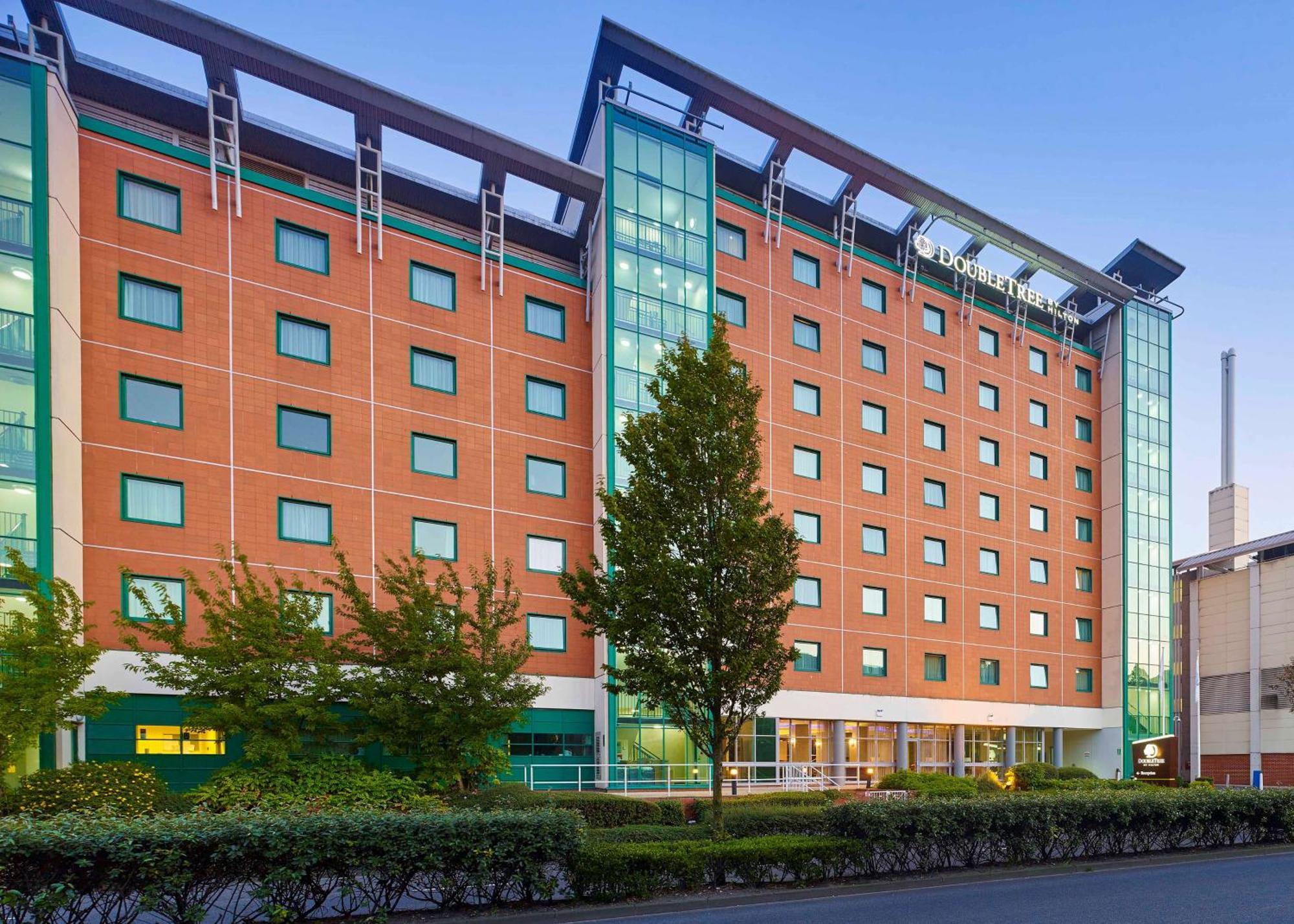 Hotel Doubletree By Hilton Woking Esterno foto