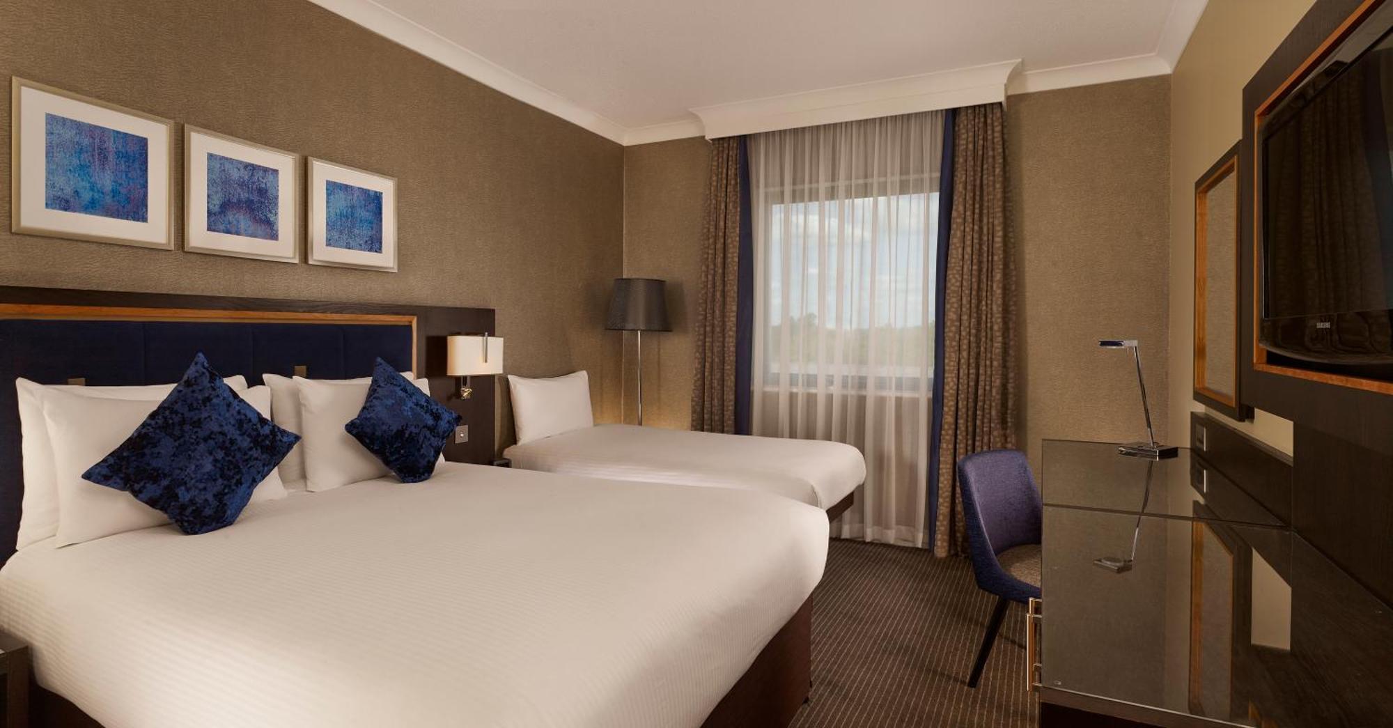 Hotel Doubletree By Hilton Woking Esterno foto