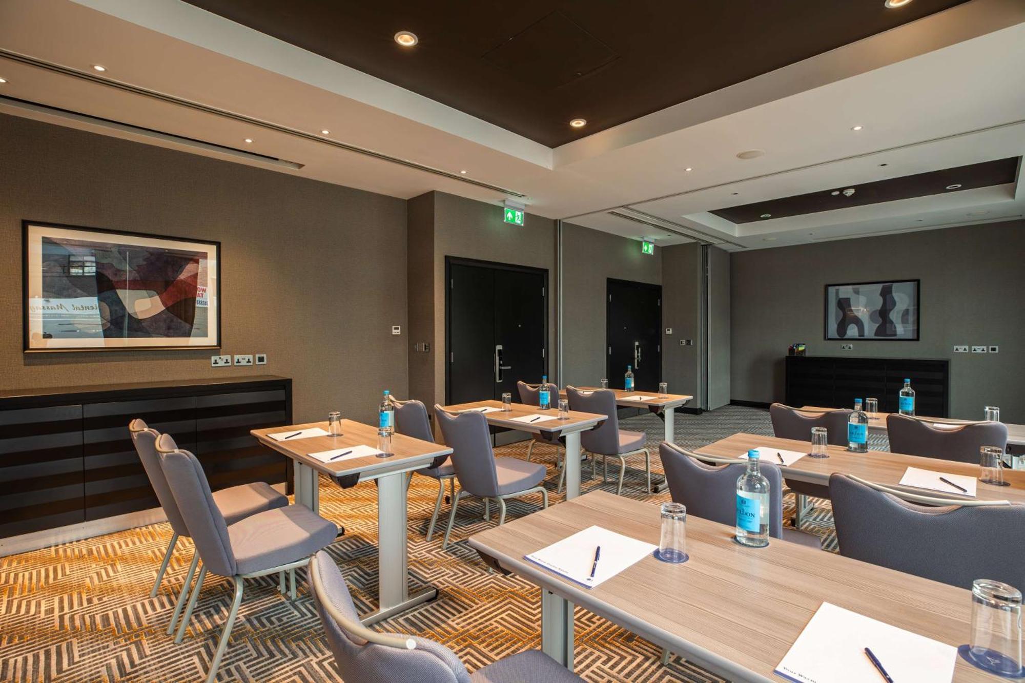 Hotel Doubletree By Hilton Woking Esterno foto