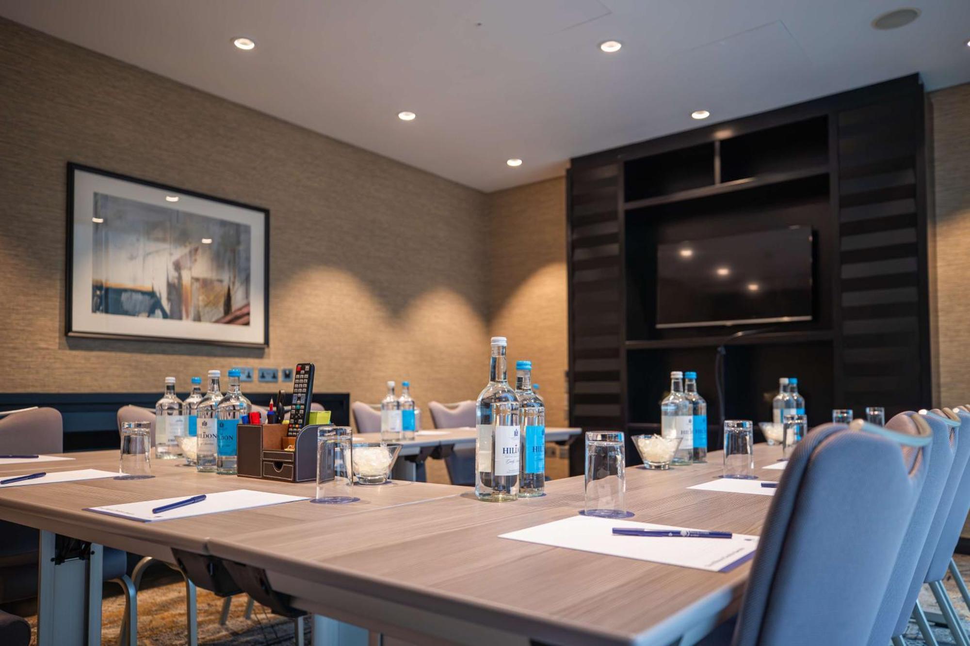 Hotel Doubletree By Hilton Woking Esterno foto
