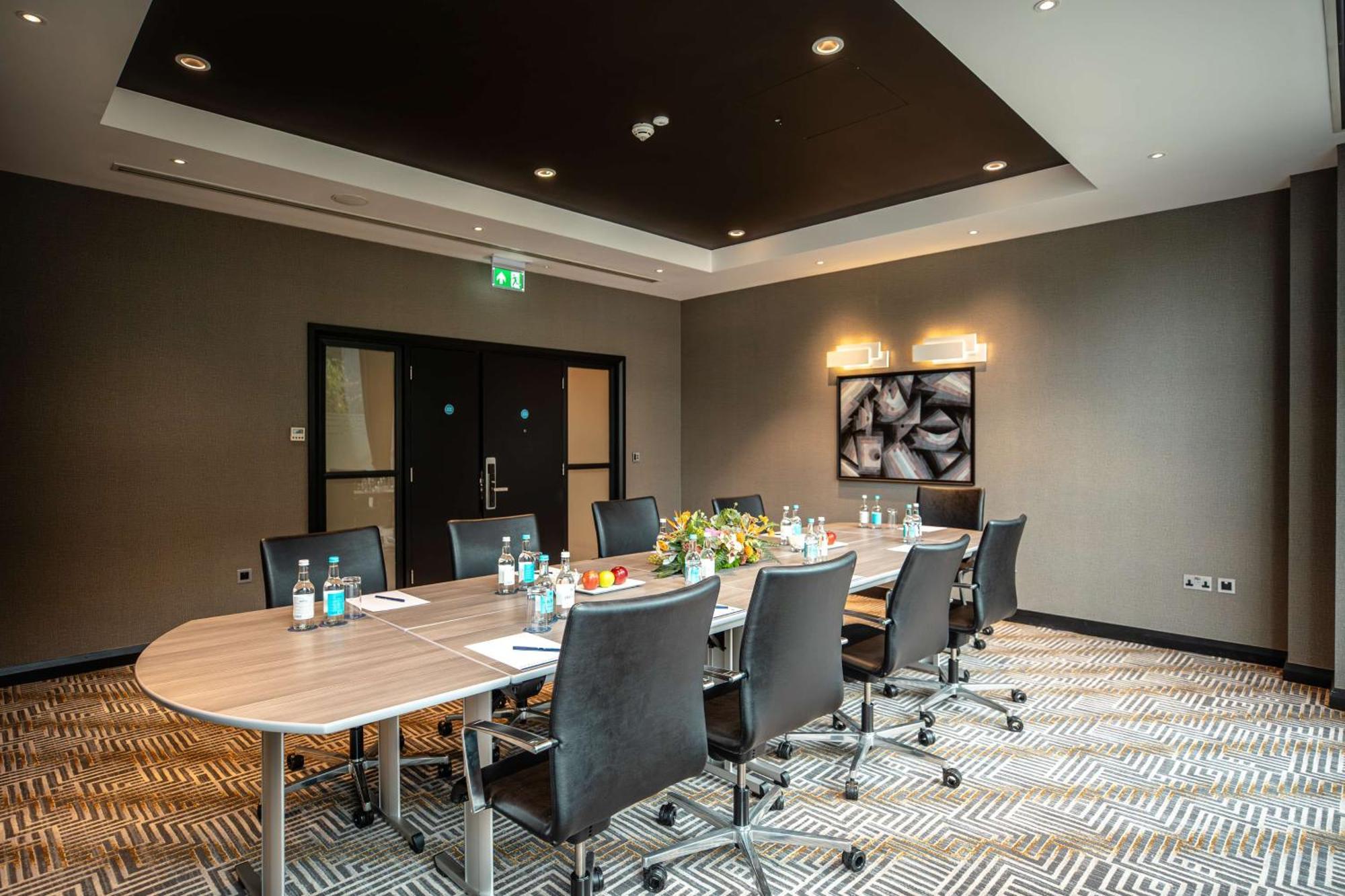 Hotel Doubletree By Hilton Woking Esterno foto