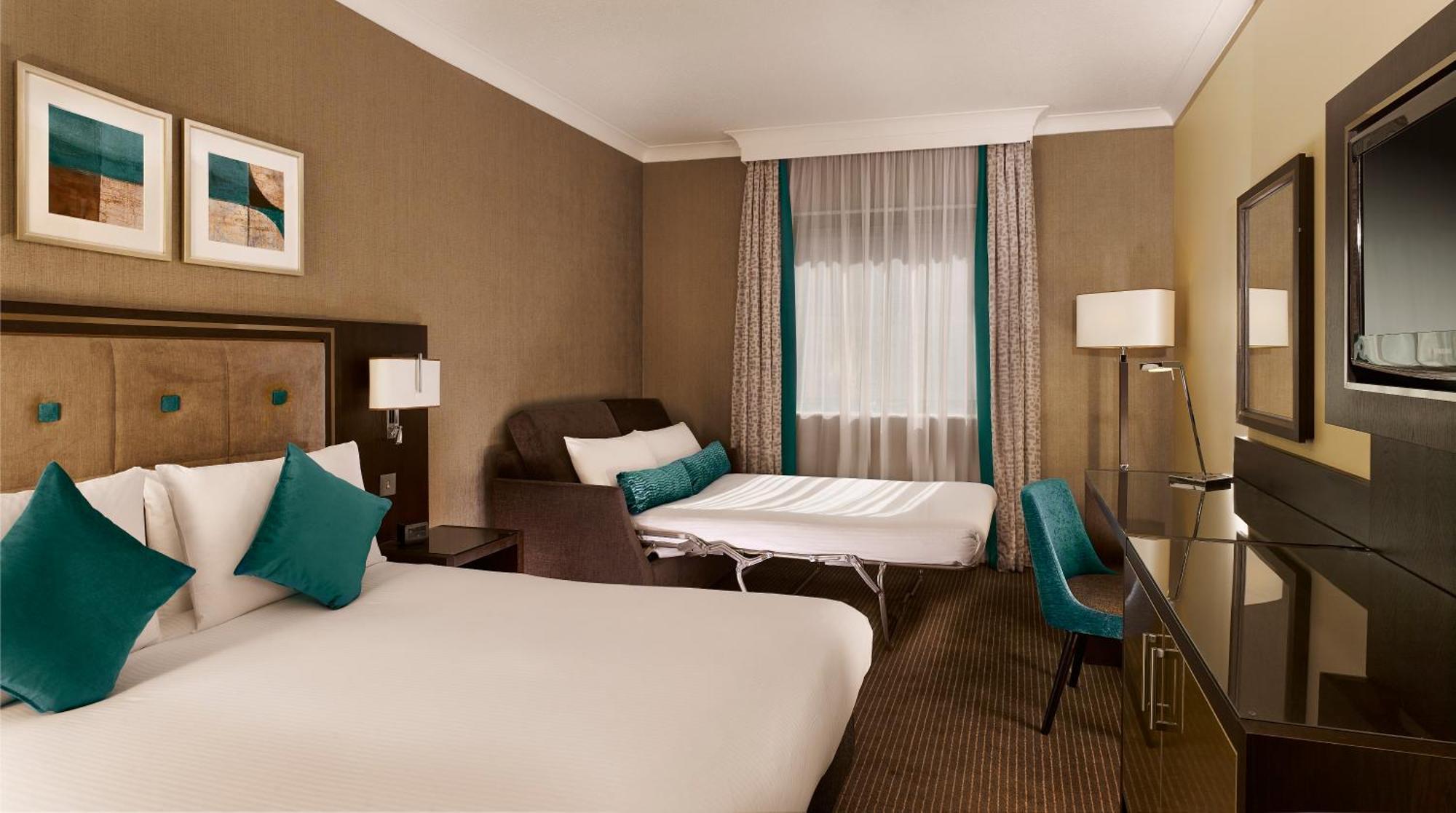 Hotel Doubletree By Hilton Woking Esterno foto