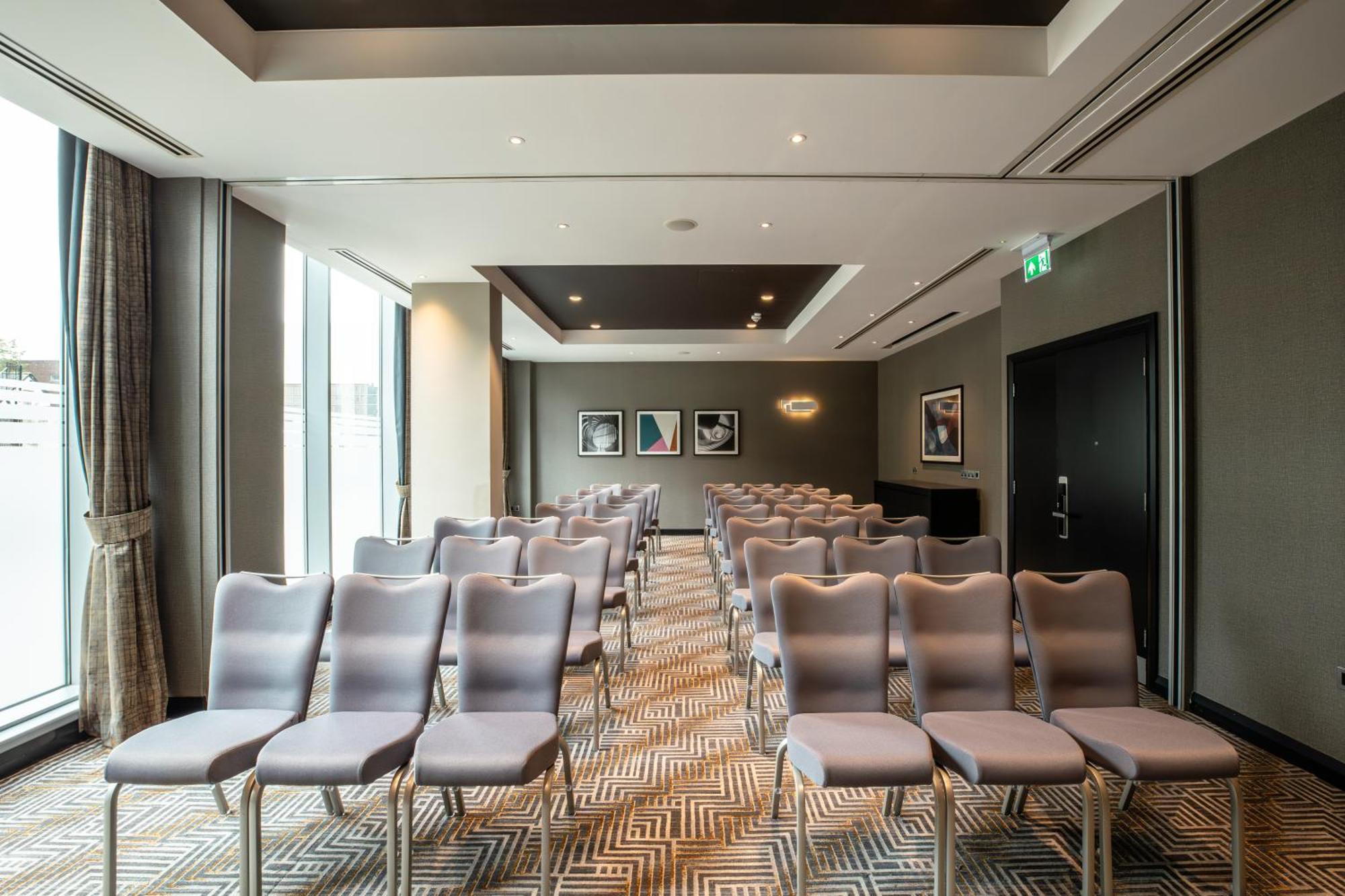 Hotel Doubletree By Hilton Woking Esterno foto