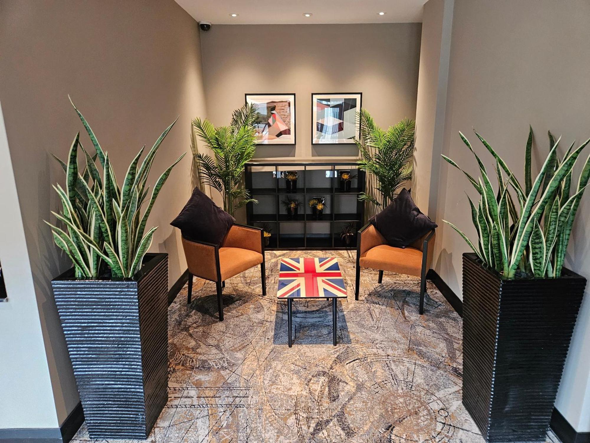 Hotel Doubletree By Hilton Woking Esterno foto