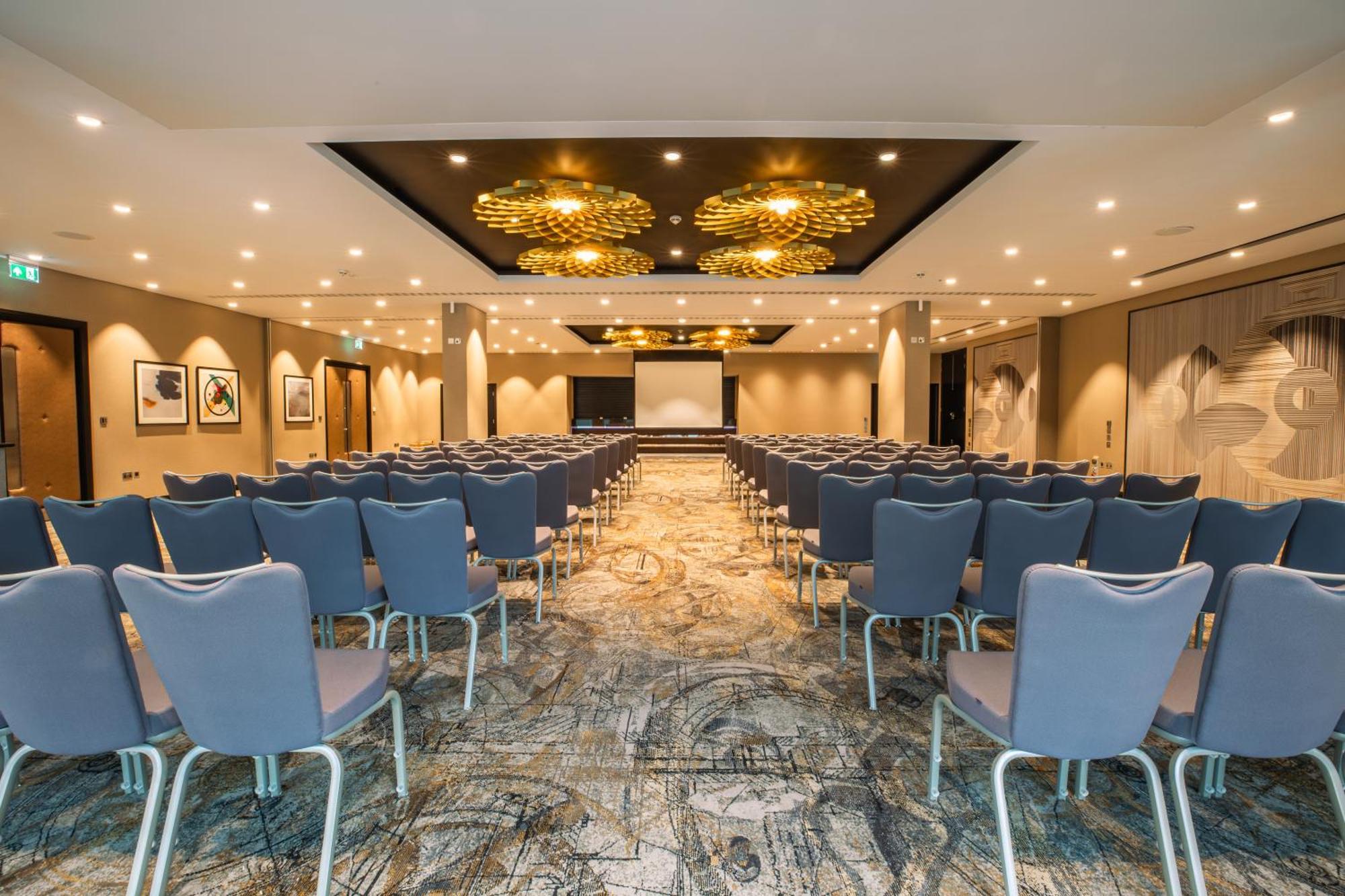 Hotel Doubletree By Hilton Woking Esterno foto