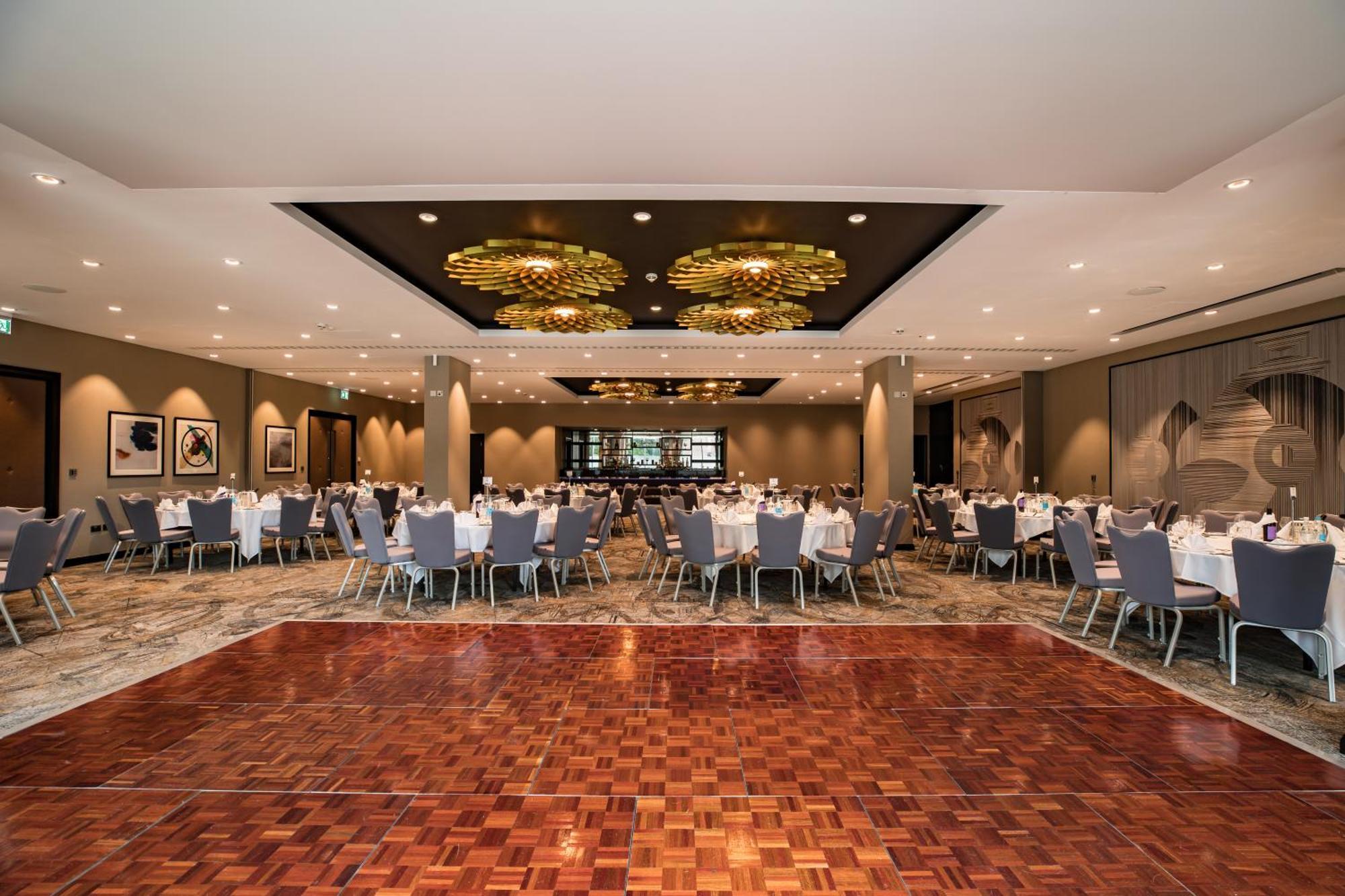 Hotel Doubletree By Hilton Woking Esterno foto