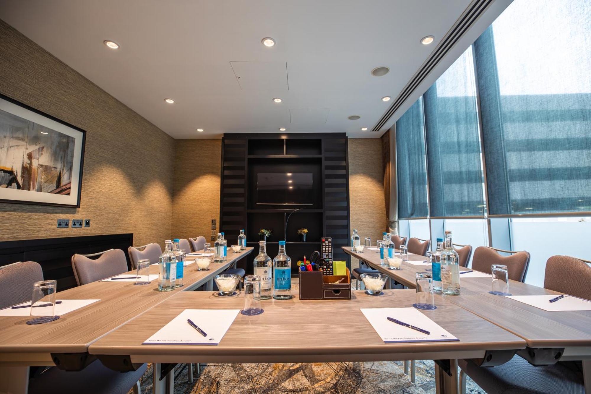 Hotel Doubletree By Hilton Woking Esterno foto