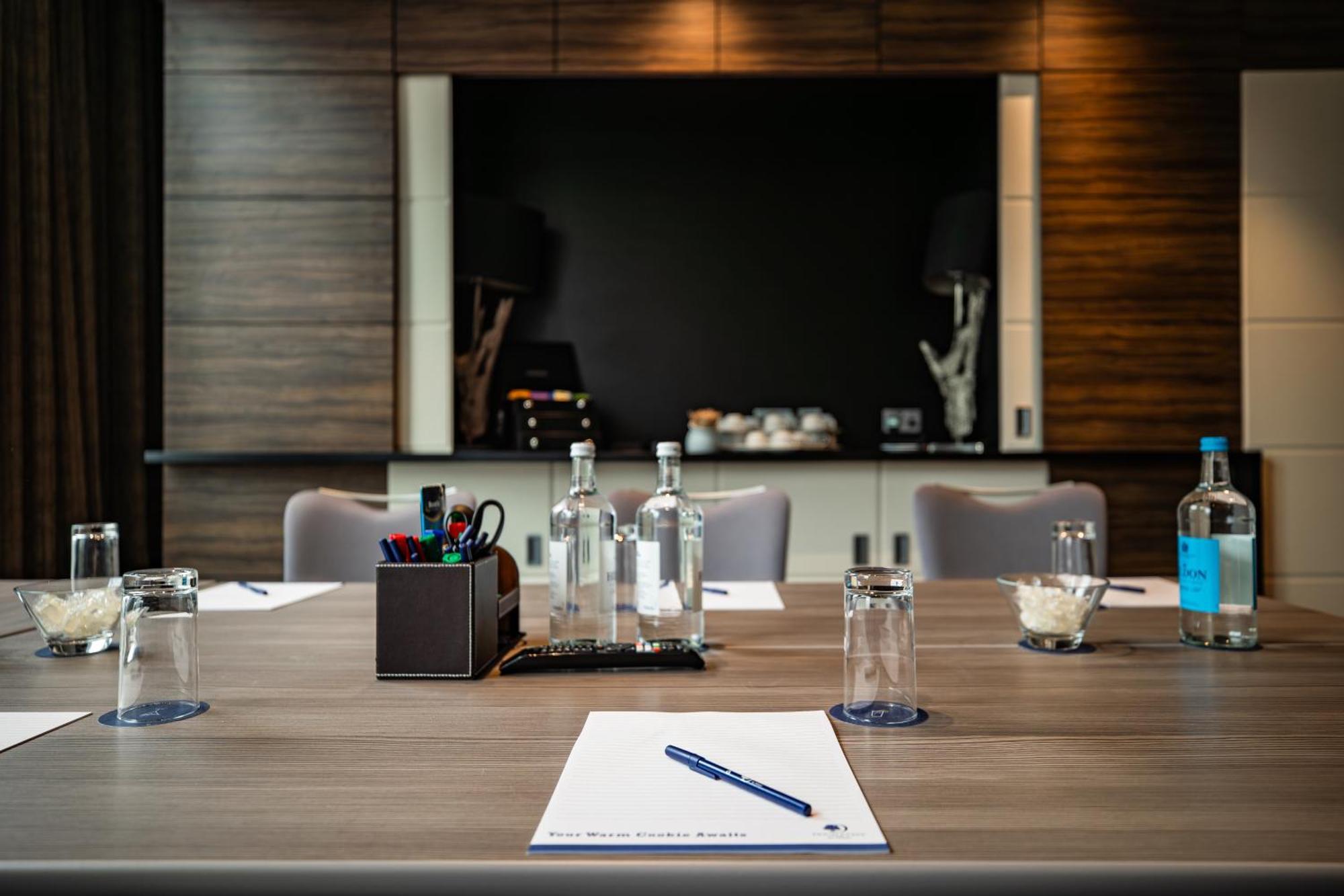 Hotel Doubletree By Hilton Woking Esterno foto