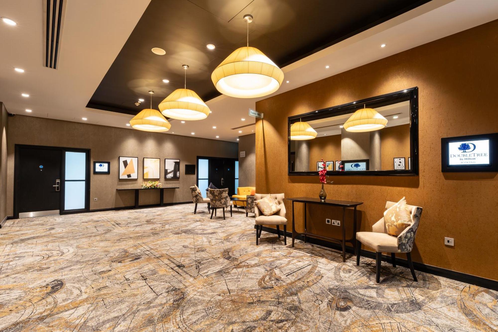 Hotel Doubletree By Hilton Woking Esterno foto