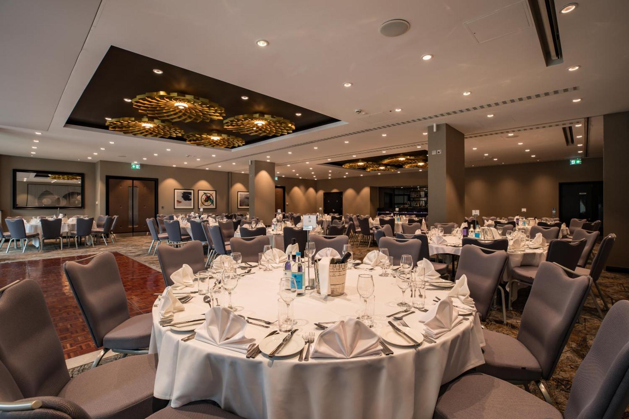 Hotel Doubletree By Hilton Woking Esterno foto