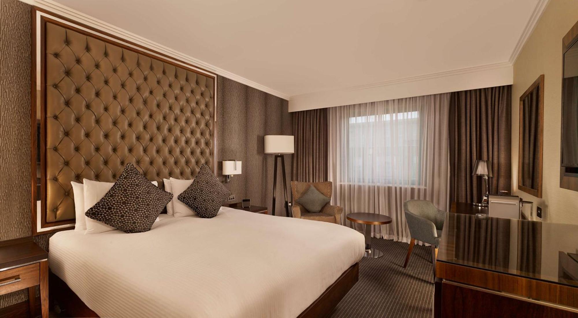 Hotel Doubletree By Hilton Woking Esterno foto