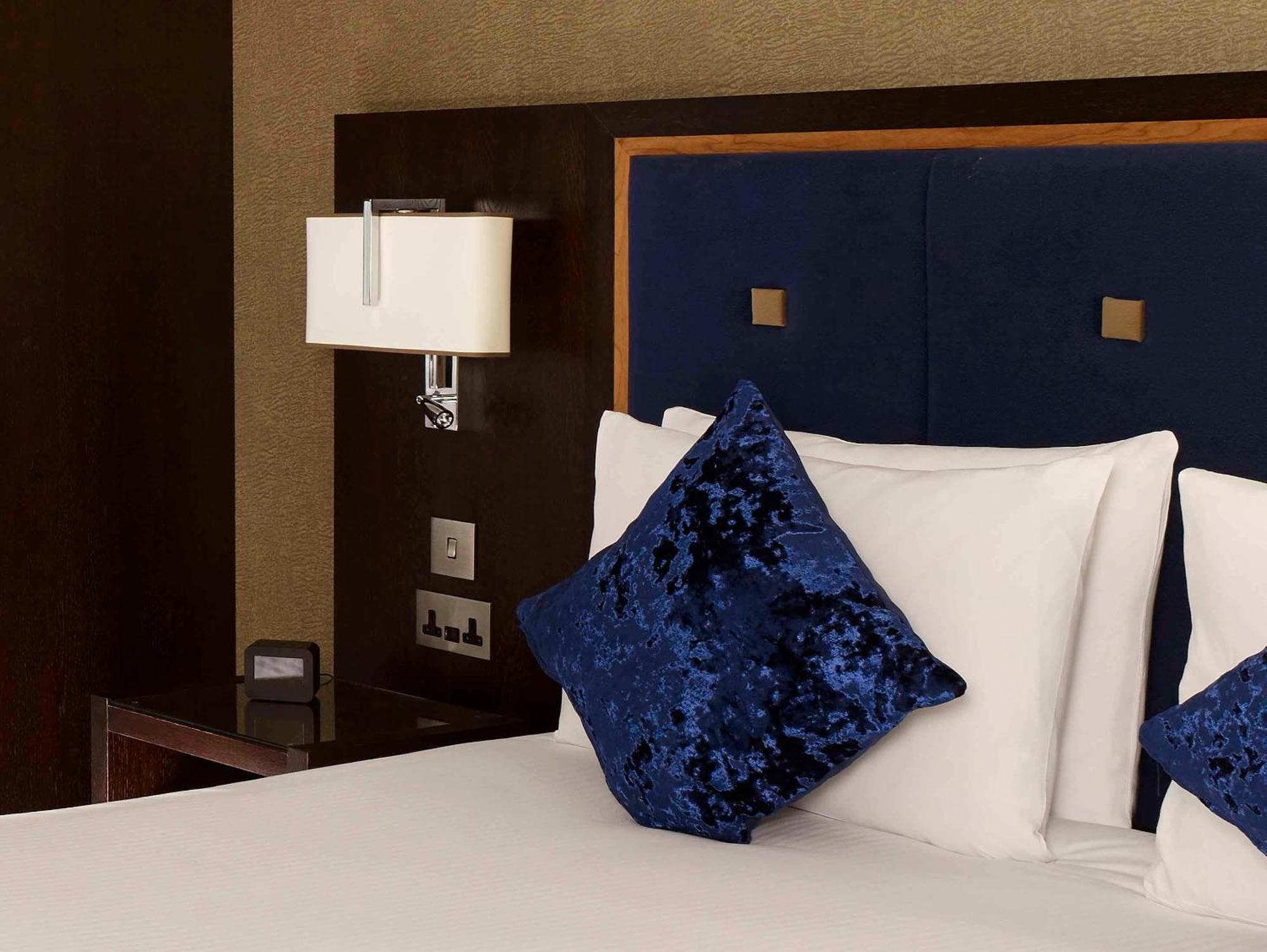 Hotel Doubletree By Hilton Woking Esterno foto