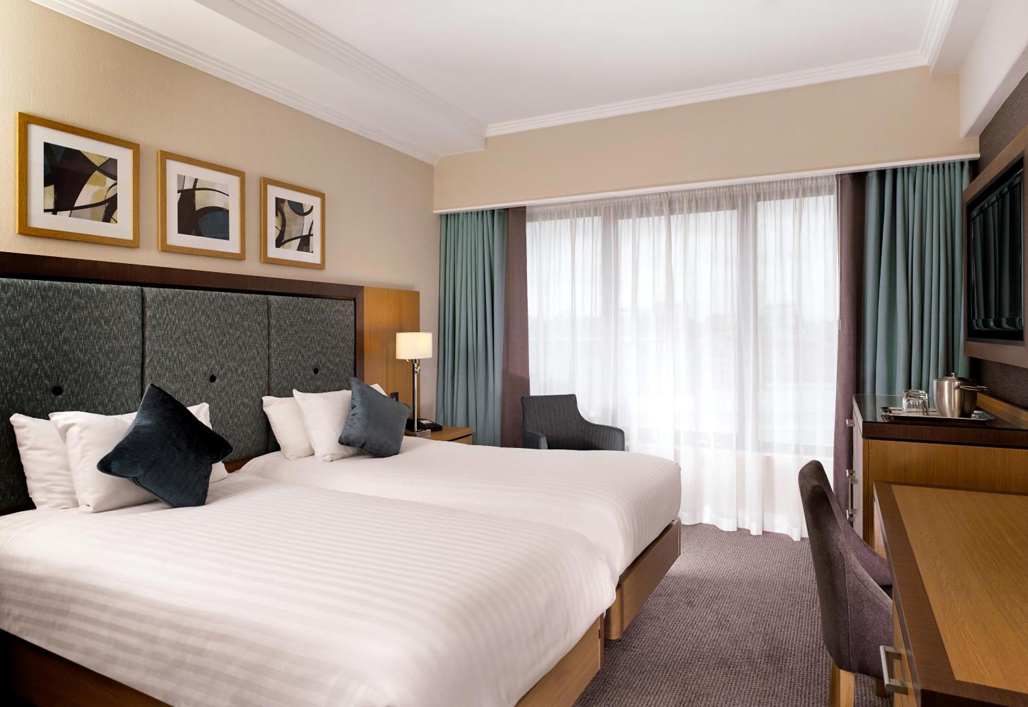 Hotel Doubletree By Hilton Woking Esterno foto