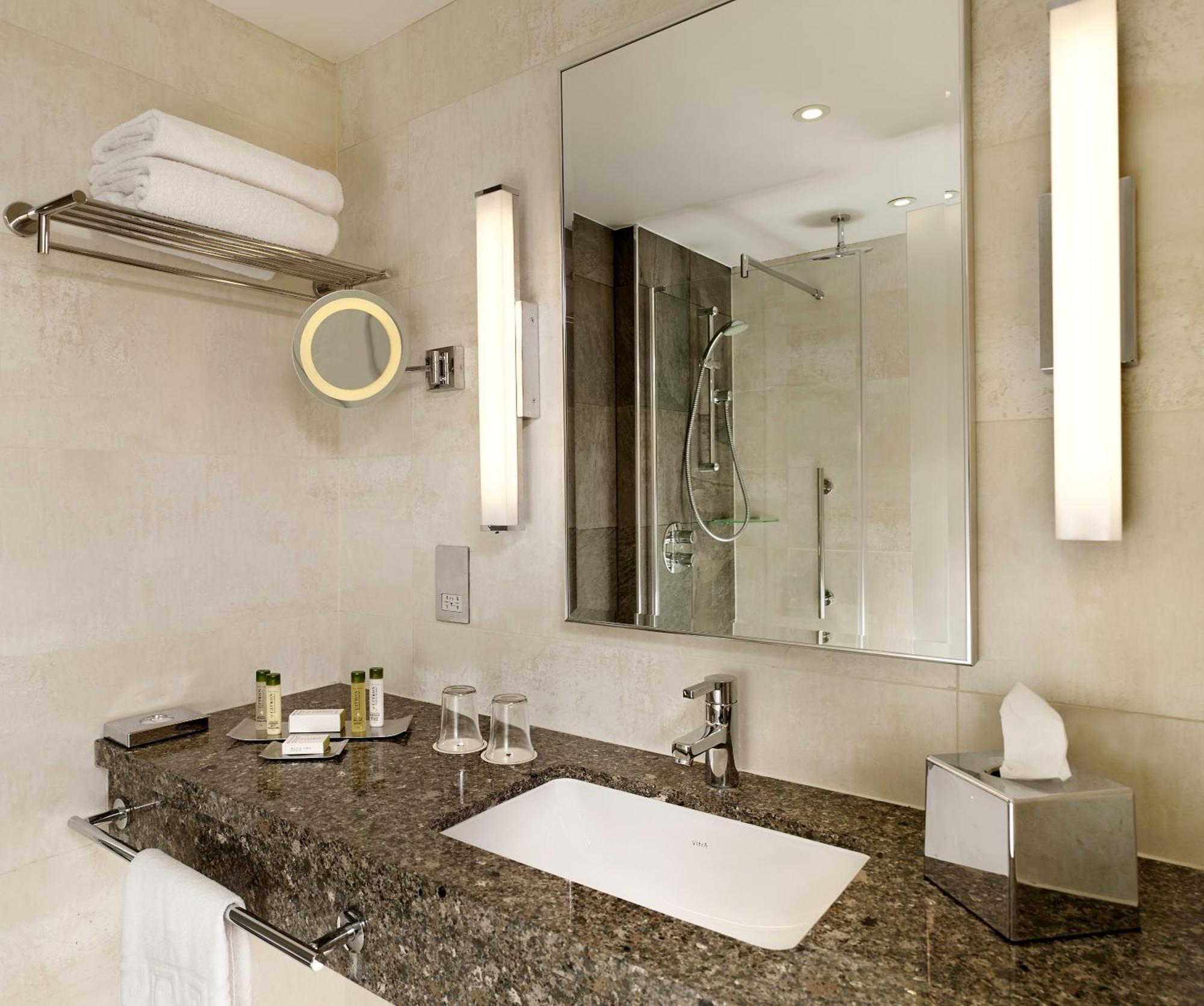 Hotel Doubletree By Hilton Woking Esterno foto