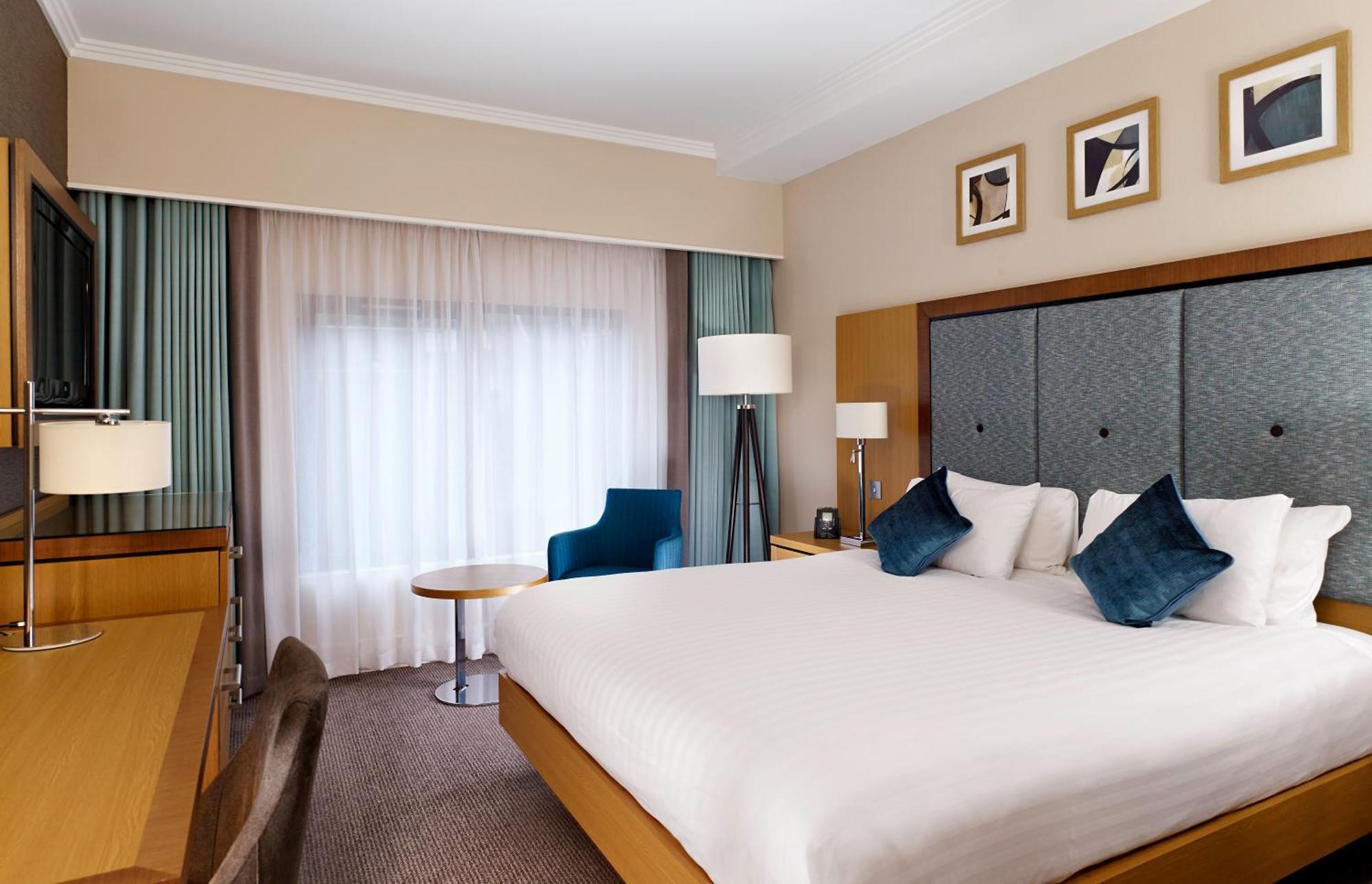 Hotel Doubletree By Hilton Woking Esterno foto