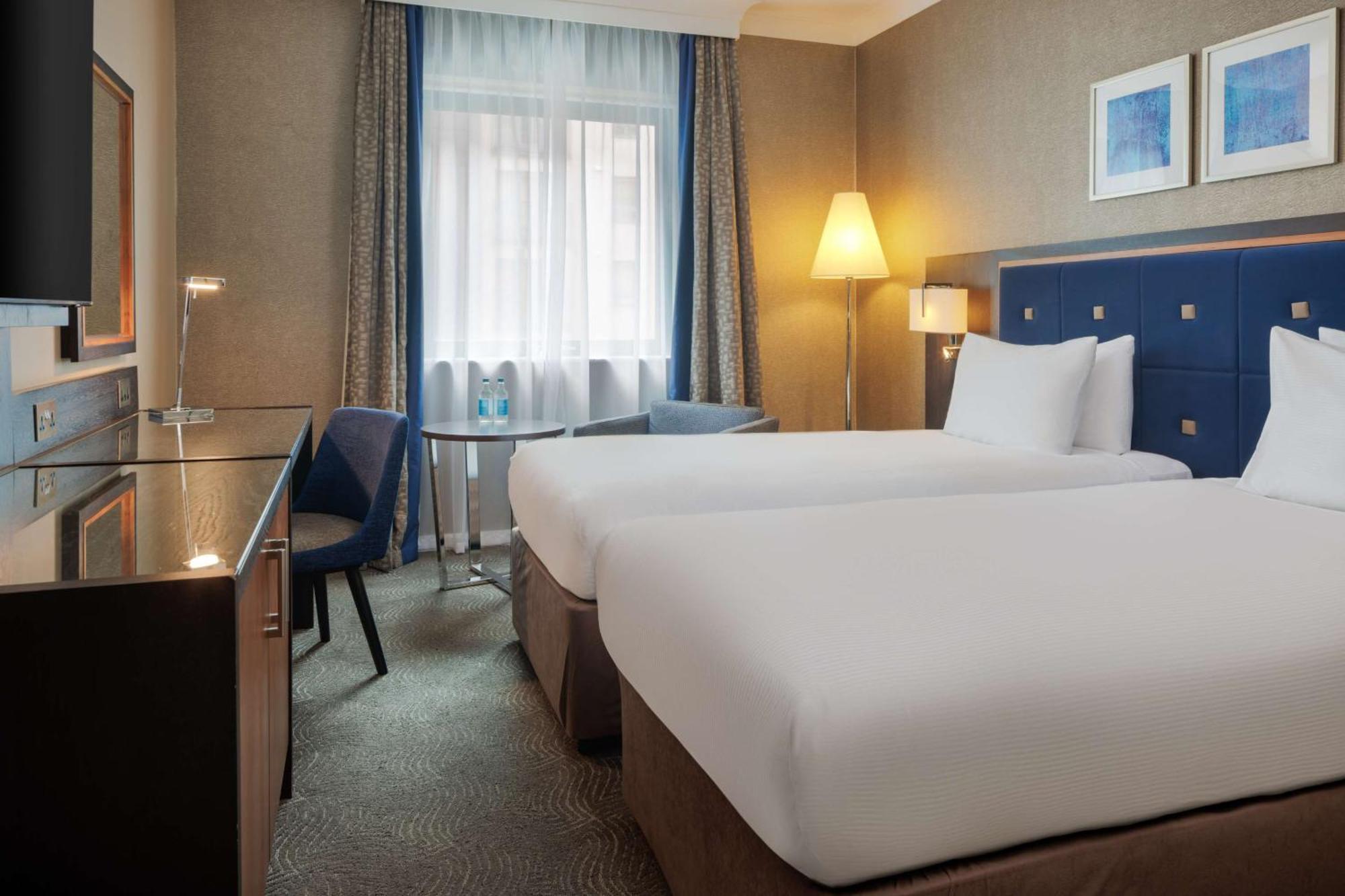 Hotel Doubletree By Hilton Woking Esterno foto