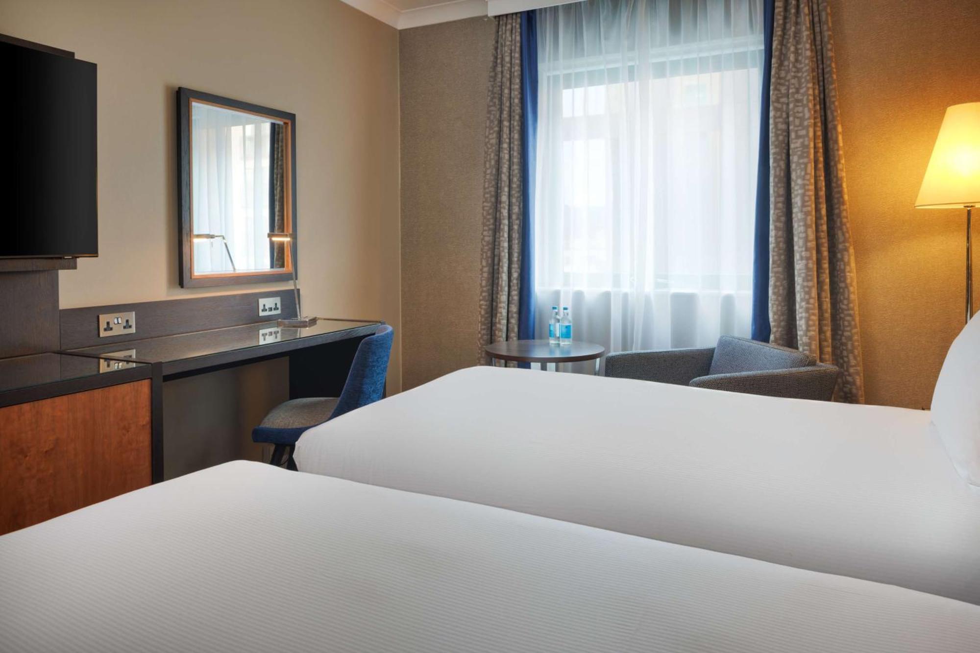 Hotel Doubletree By Hilton Woking Esterno foto