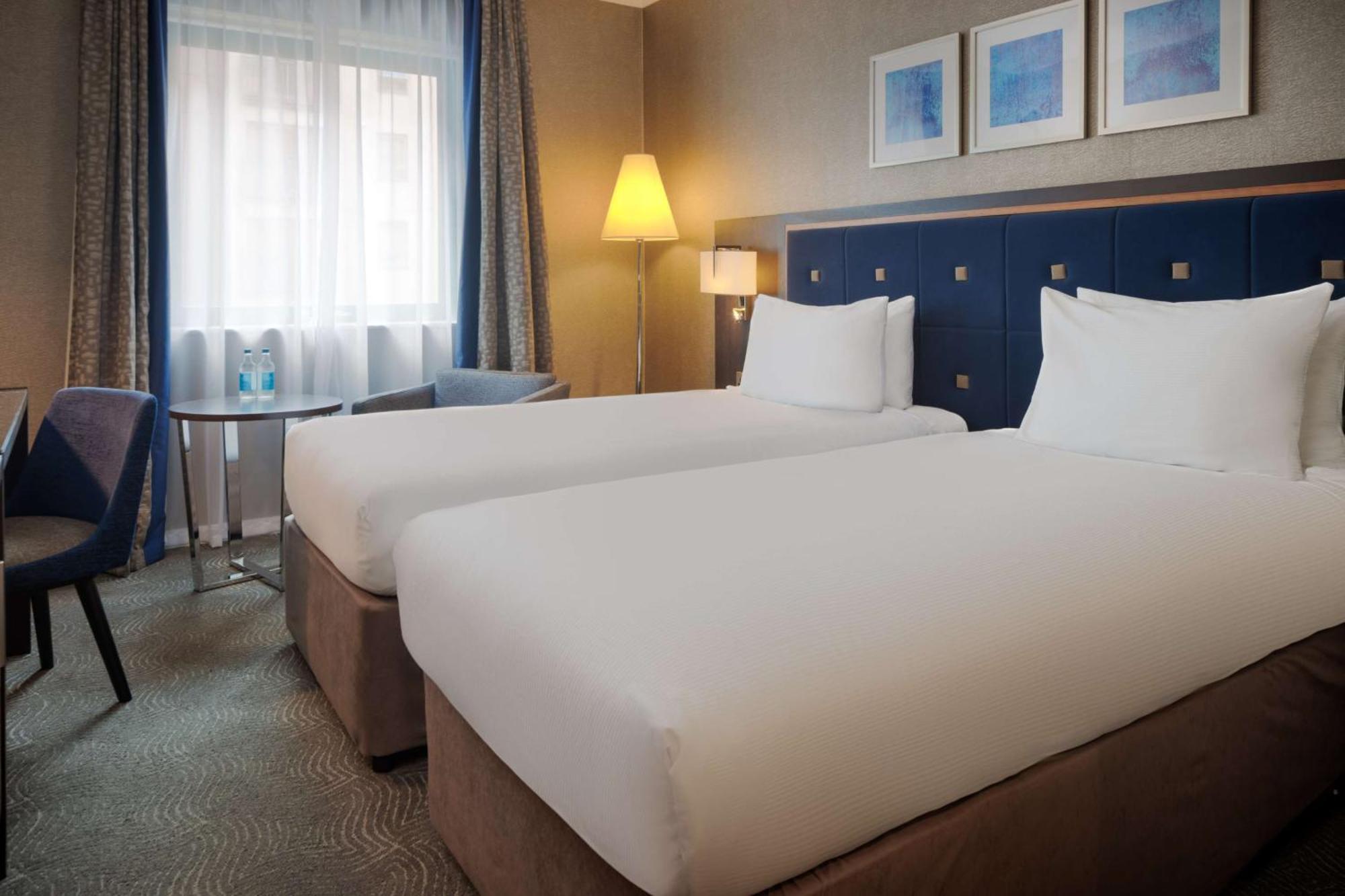 Hotel Doubletree By Hilton Woking Esterno foto