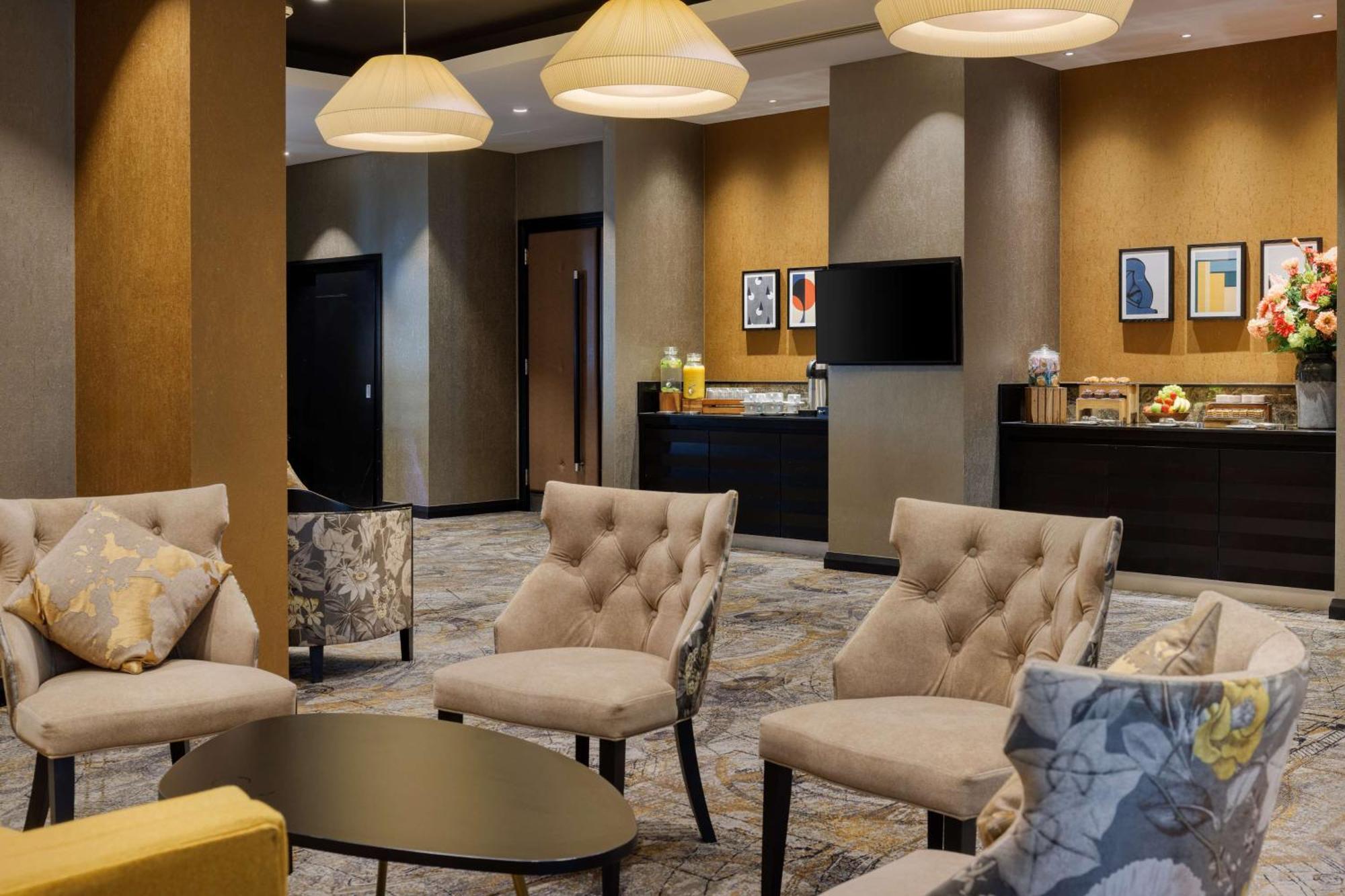 Hotel Doubletree By Hilton Woking Esterno foto