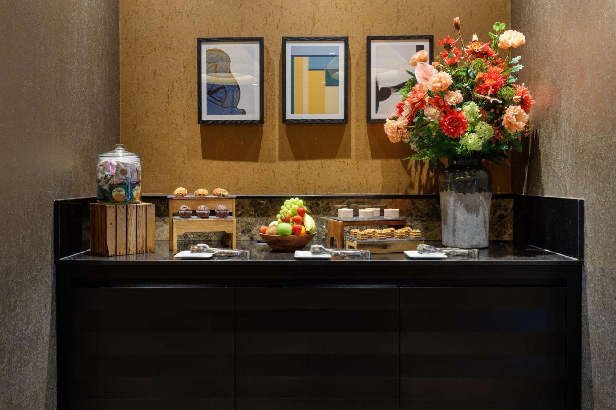 Hotel Doubletree By Hilton Woking Esterno foto