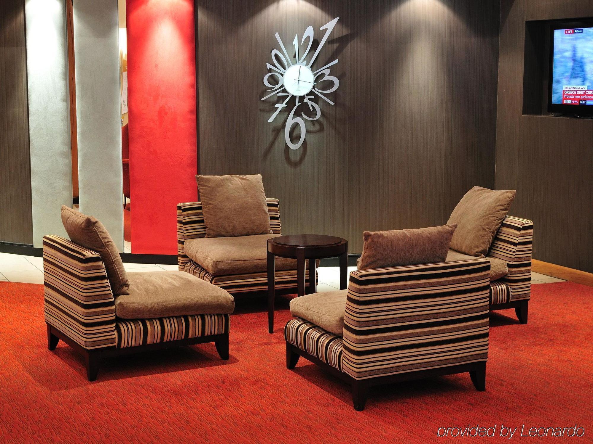 Hotel Doubletree By Hilton Woking Interno foto