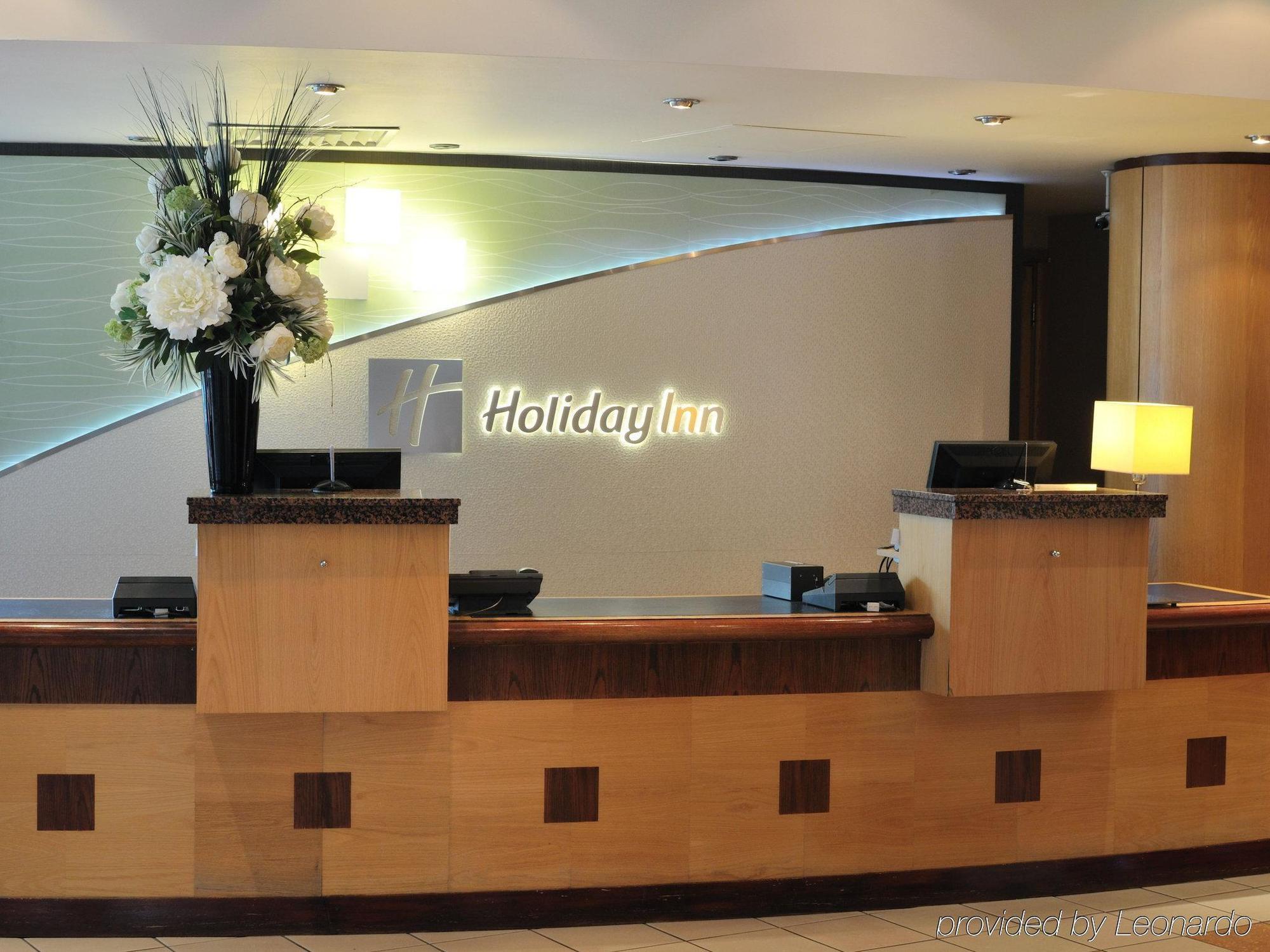 Hotel Doubletree By Hilton Woking Interno foto