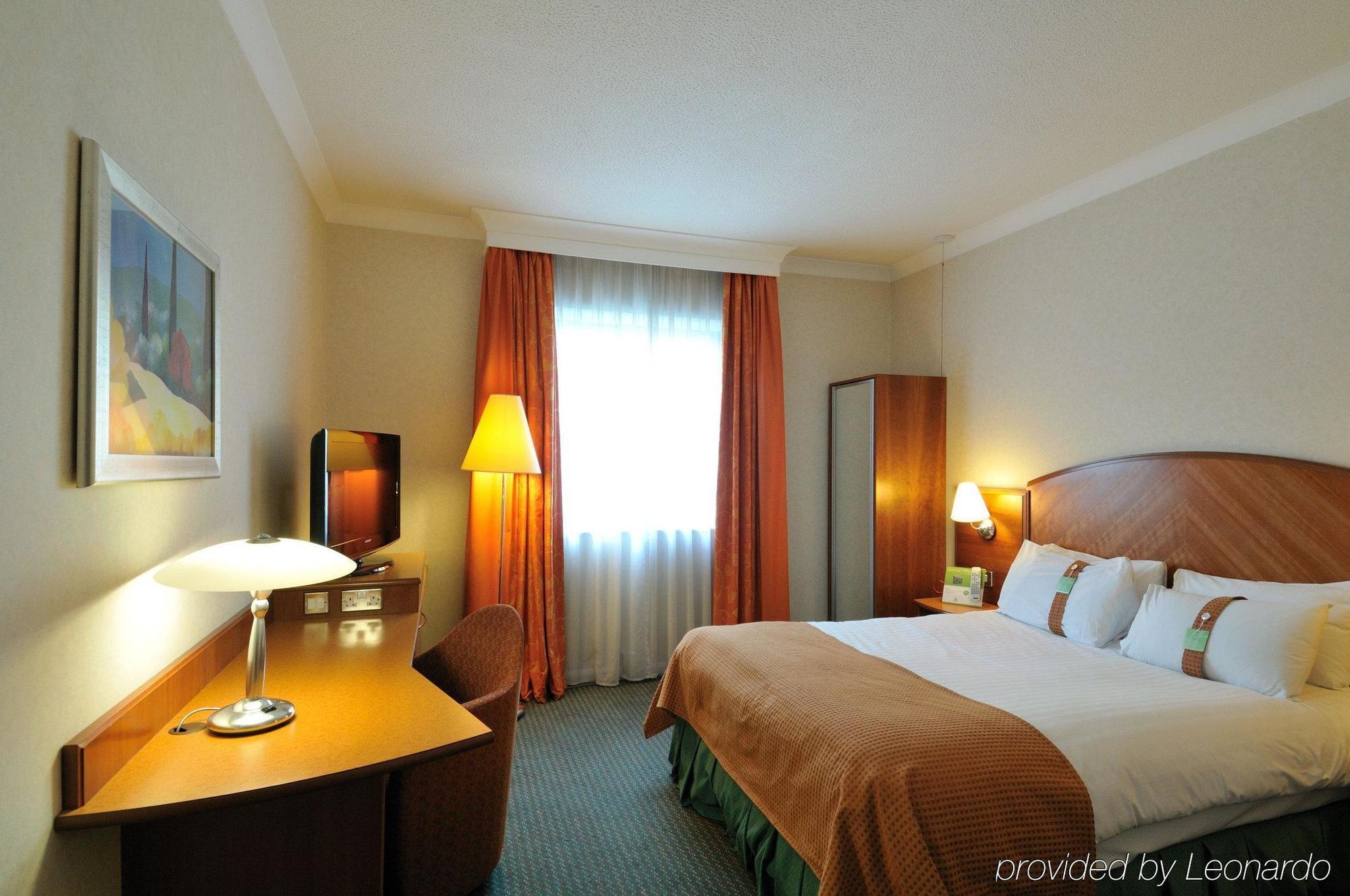Hotel Doubletree By Hilton Woking Esterno foto