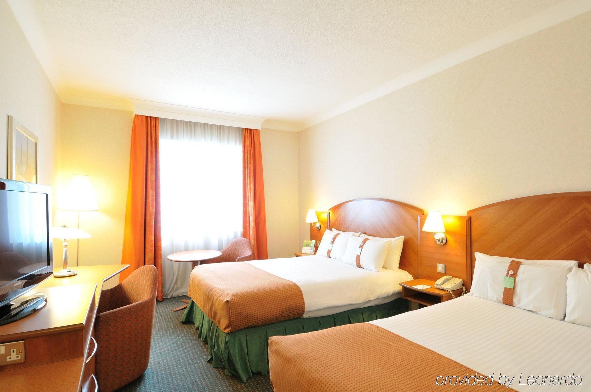 Hotel Doubletree By Hilton Woking Esterno foto