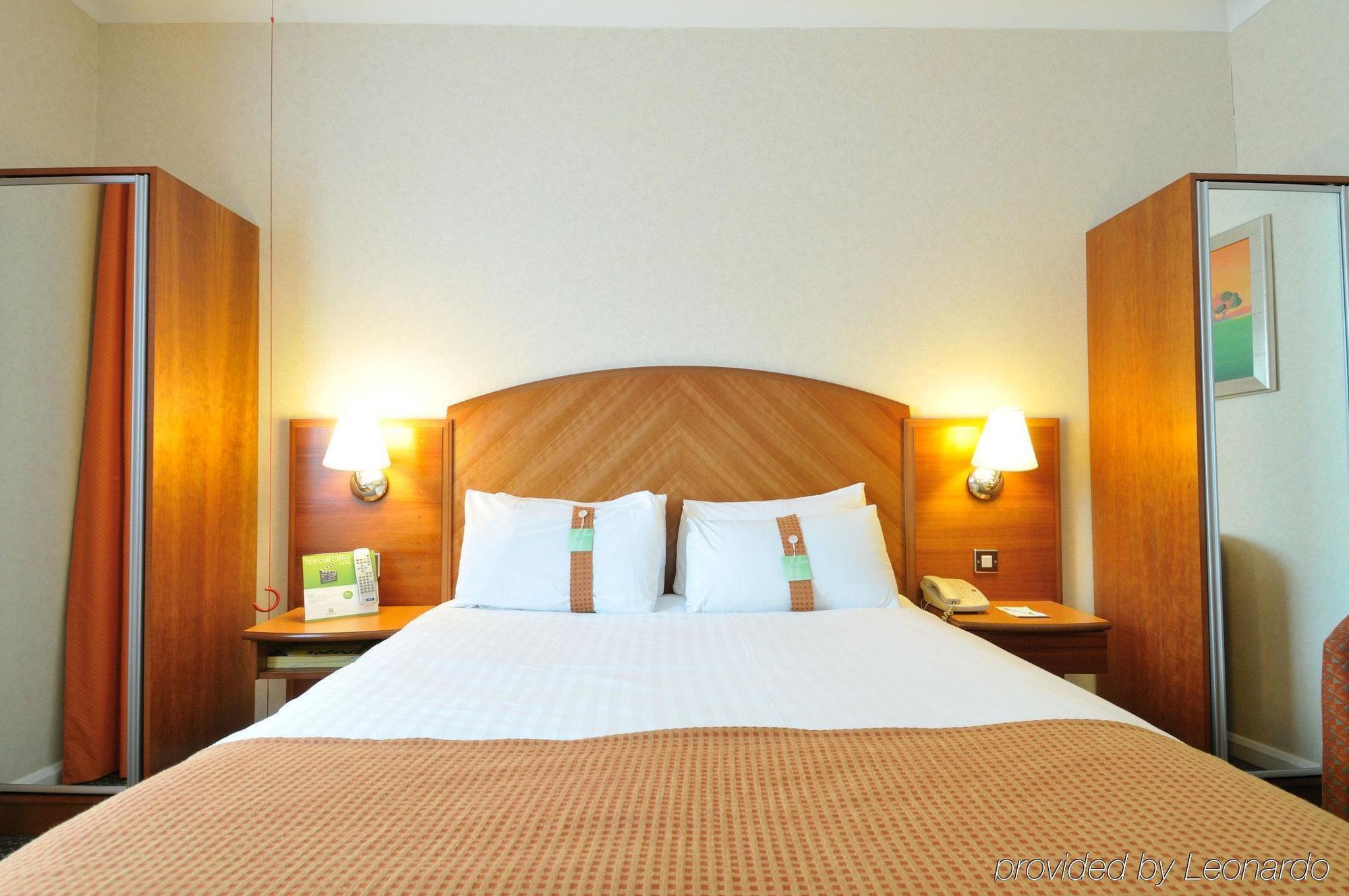Hotel Doubletree By Hilton Woking Esterno foto