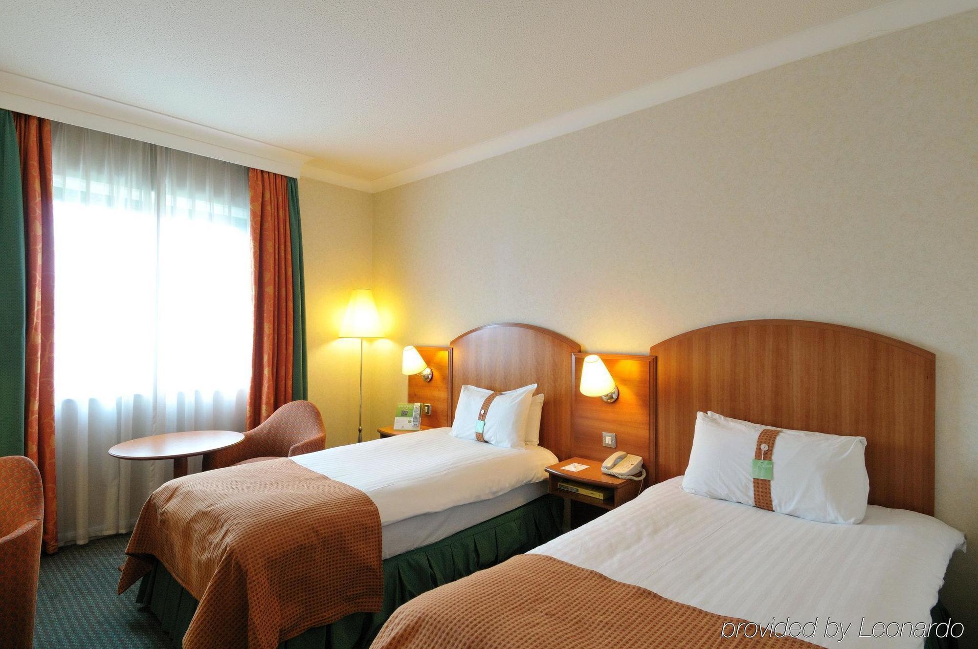 Hotel Doubletree By Hilton Woking Esterno foto