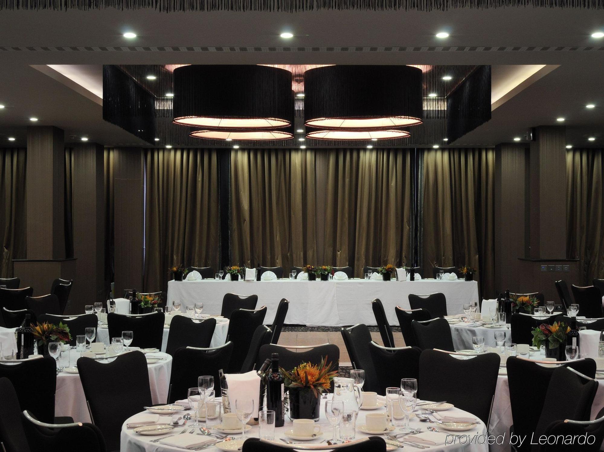 Hotel Doubletree By Hilton Woking Esterno foto
