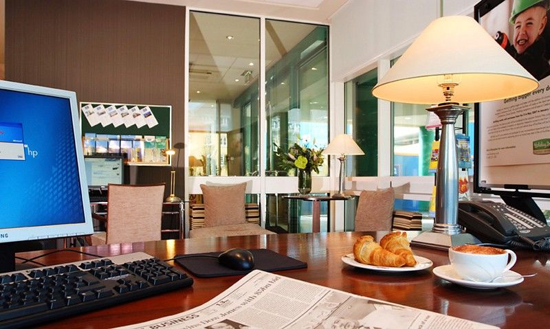 Hotel Doubletree By Hilton Woking Esterno foto